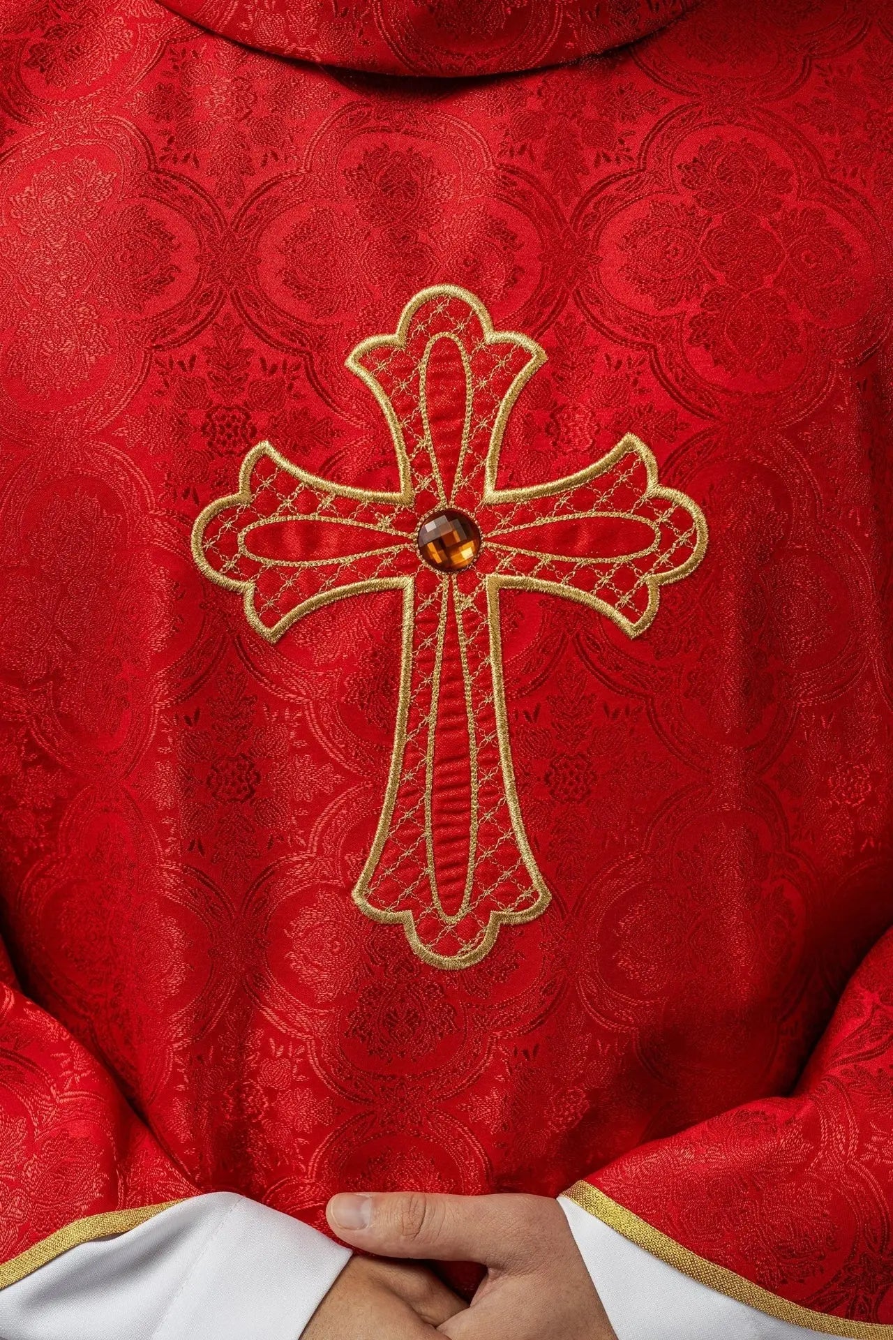 Casulla bordada con símbolo de la cruz roja
