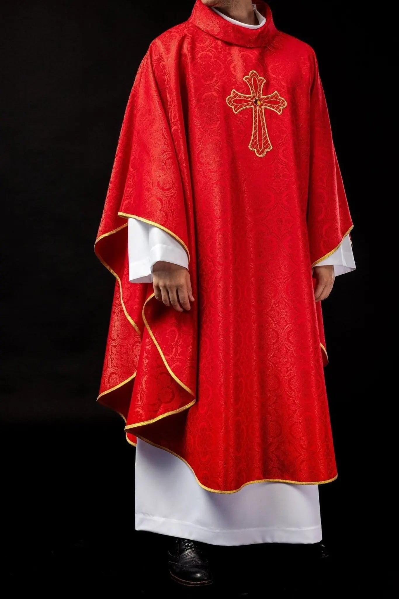 Casulla bordada con símbolo de la cruz roja