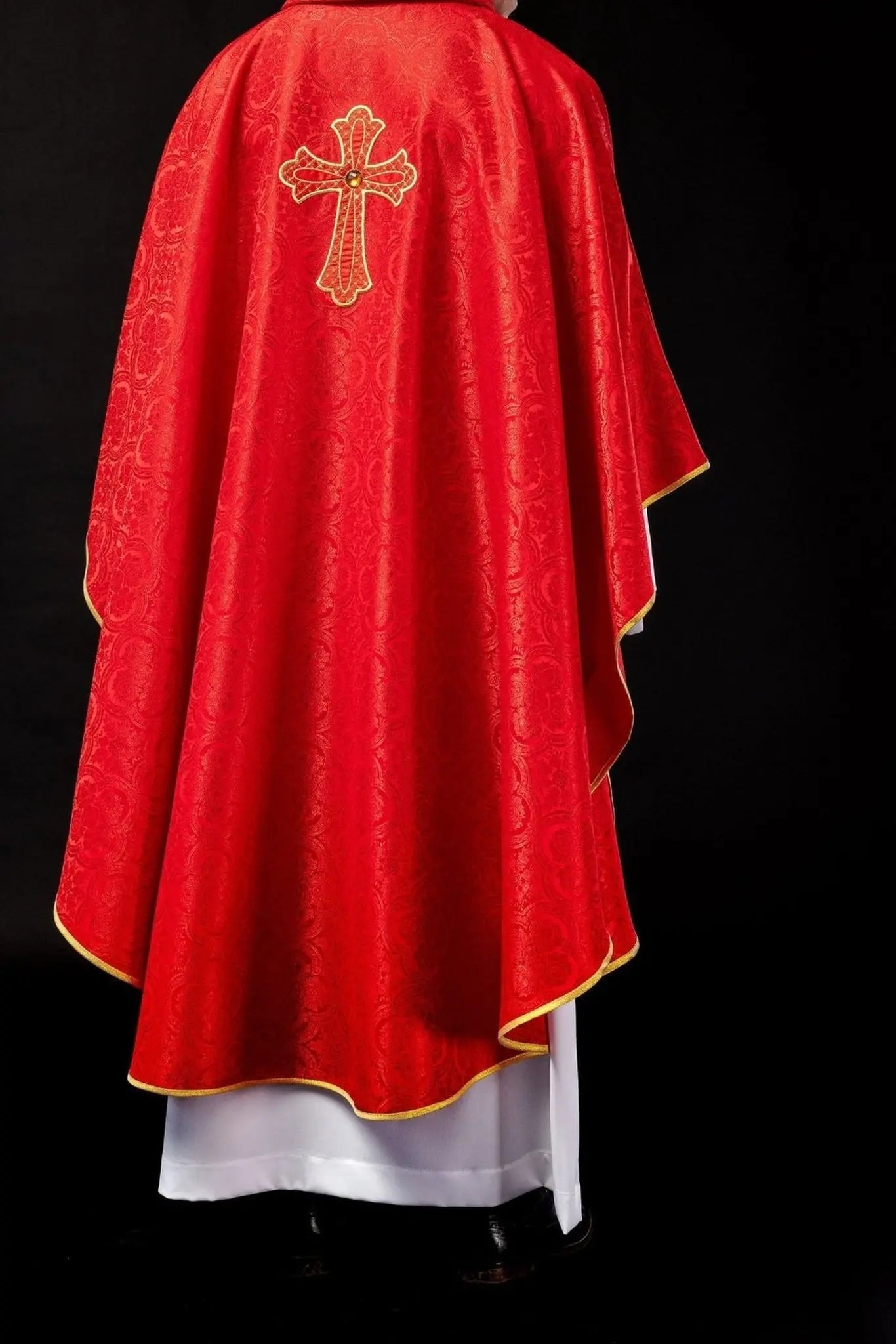 Casulla bordada con símbolo de la cruz roja