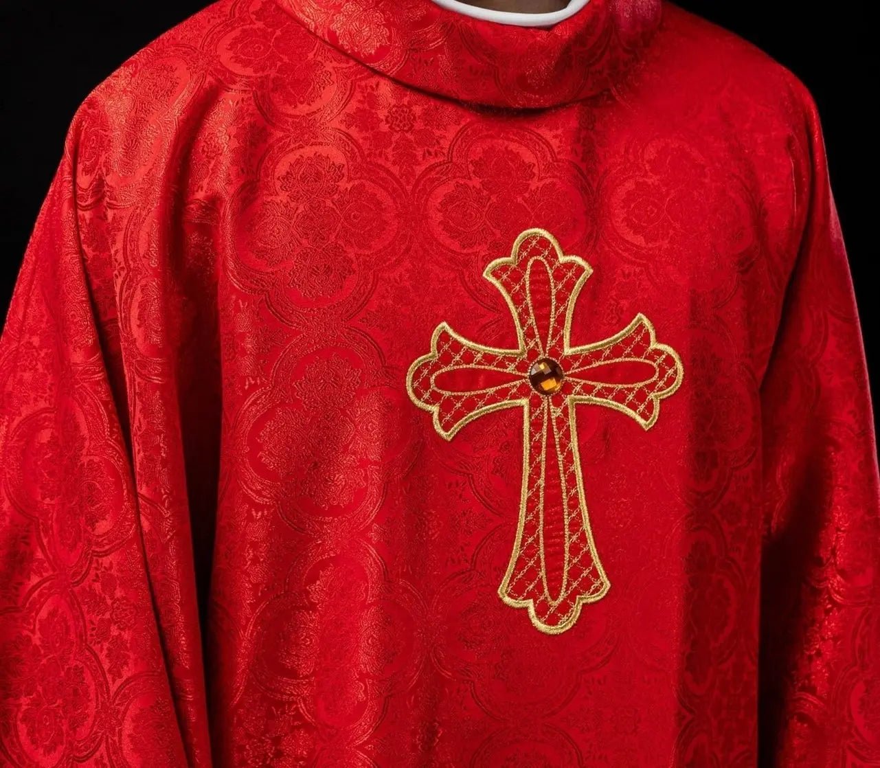 Casulla bordada con símbolo de la cruz roja