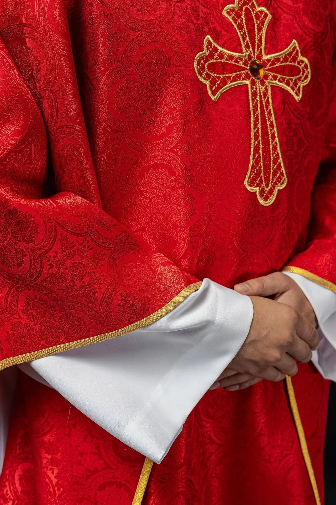 Casulla bordada con símbolo de la cruz roja