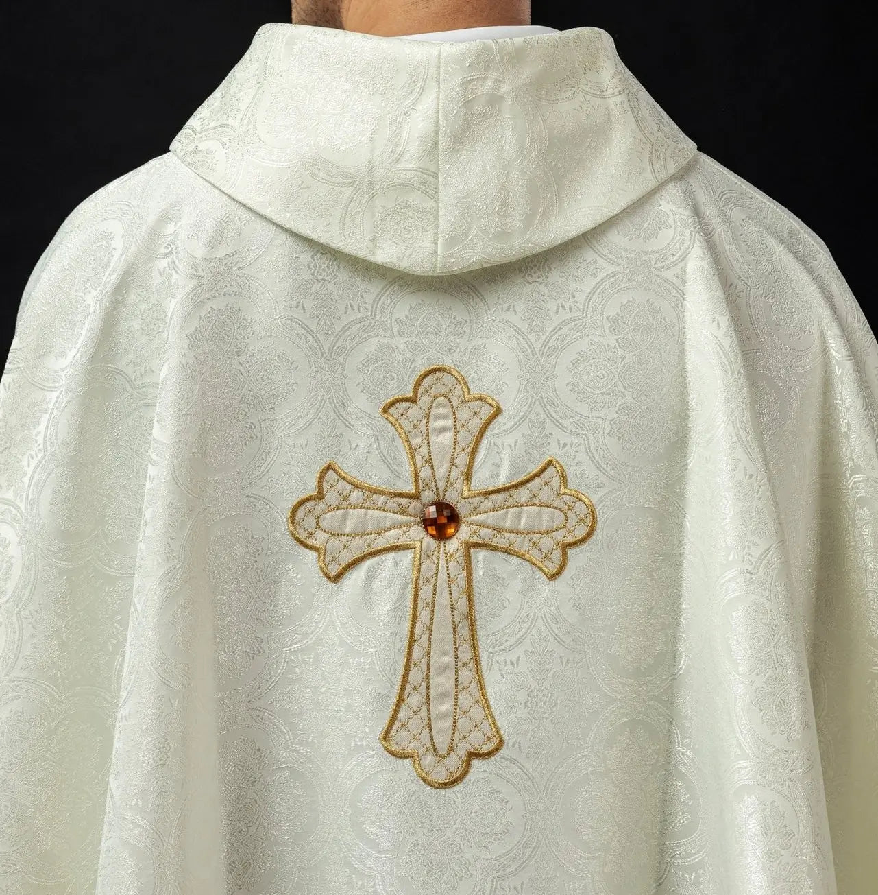 Casulla bordada con símbolo de la cruz ecru