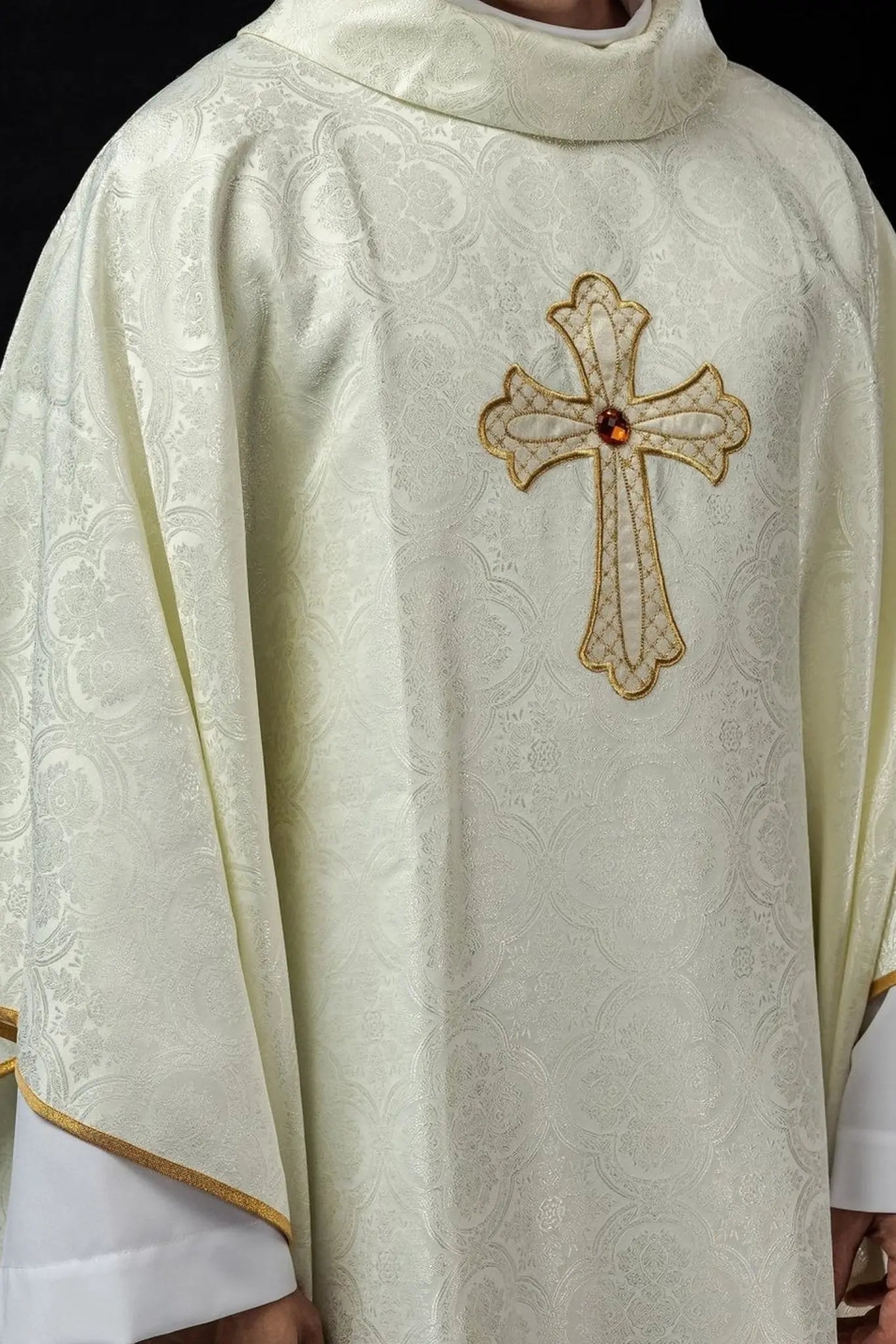 Casulla bordada con símbolo de la cruz ecru