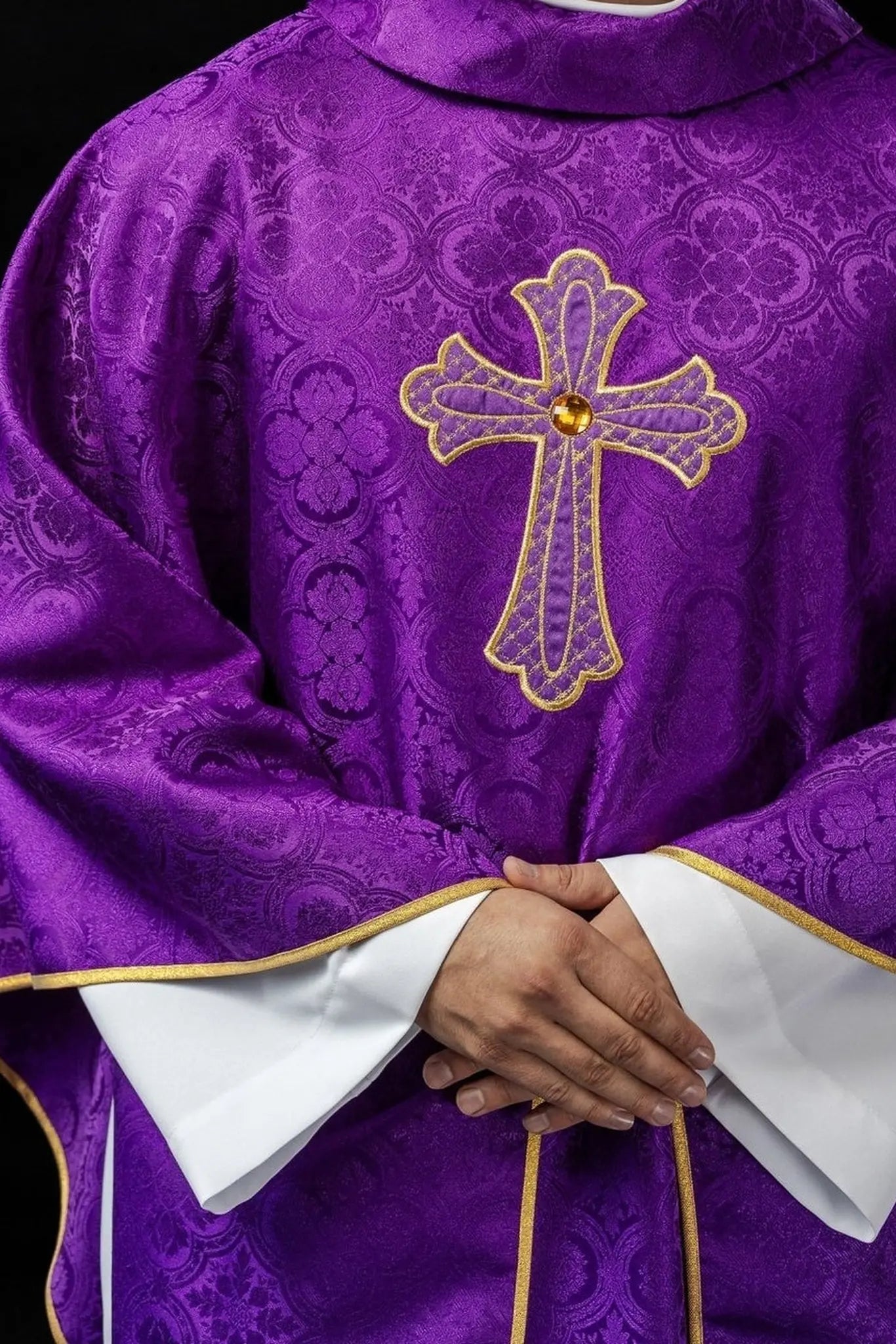 Casulla bordada con símbolo de la cruz púrpura