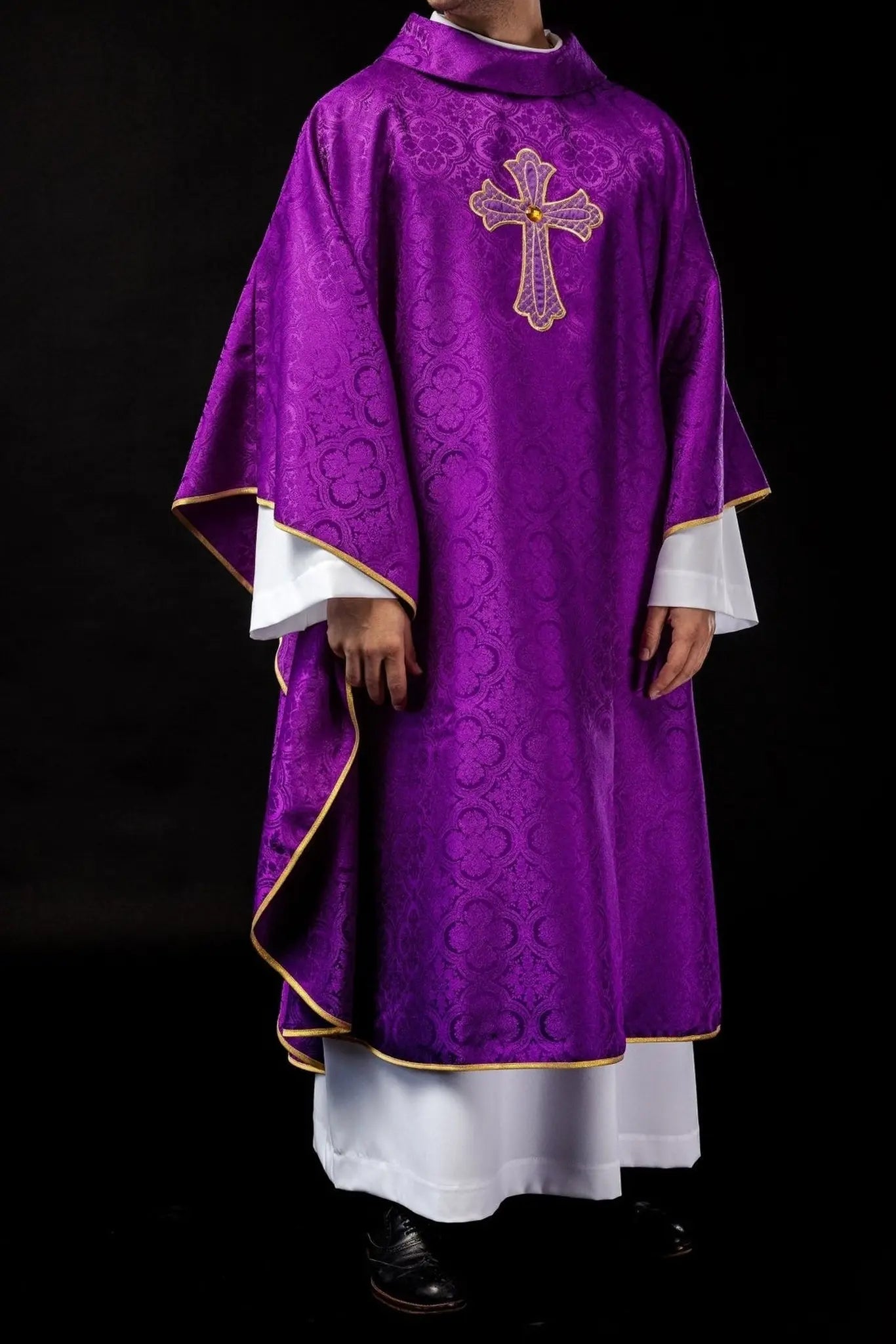 Casulla bordada con símbolo de la cruz púrpura