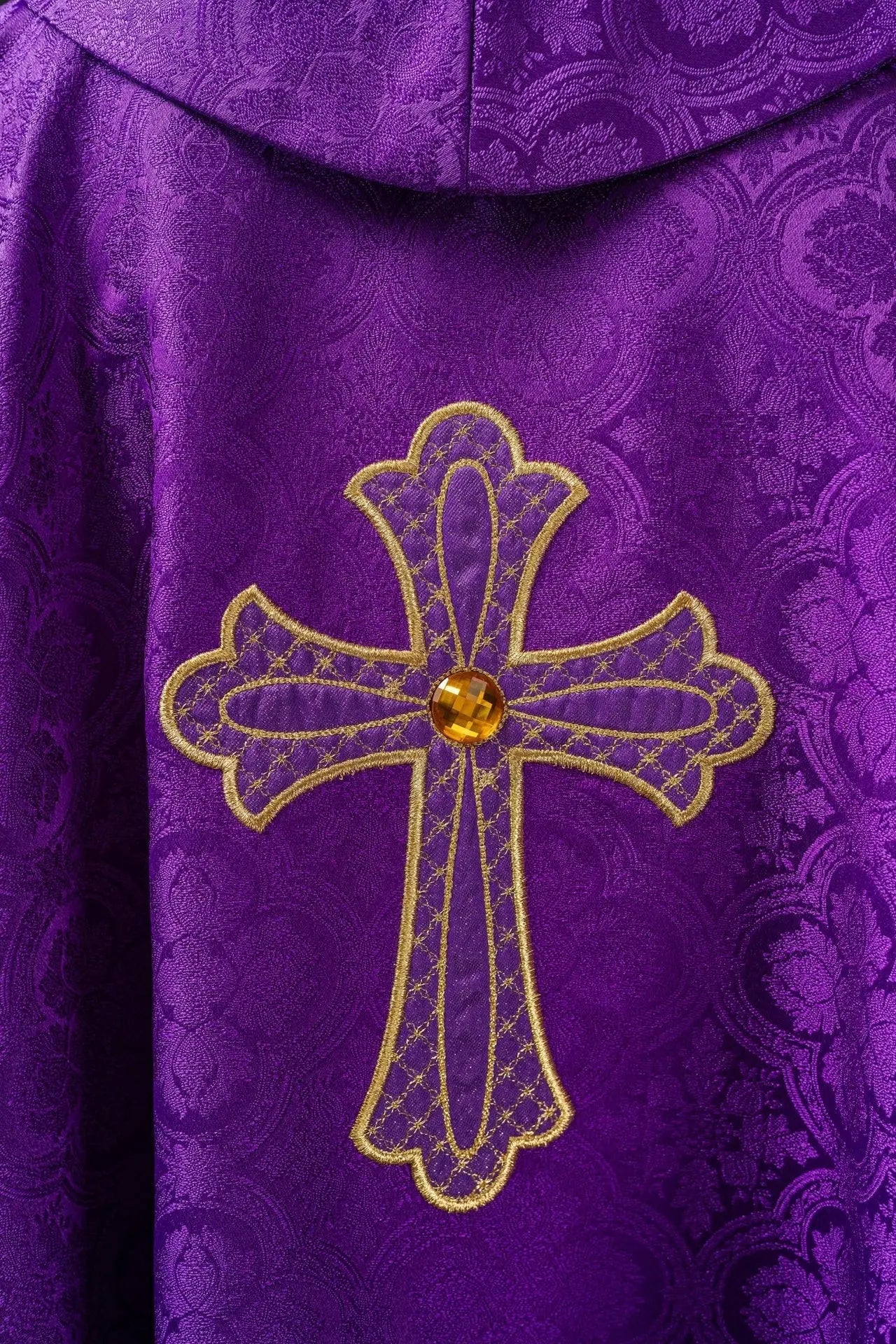 Casulla bordada con símbolo de la cruz púrpura