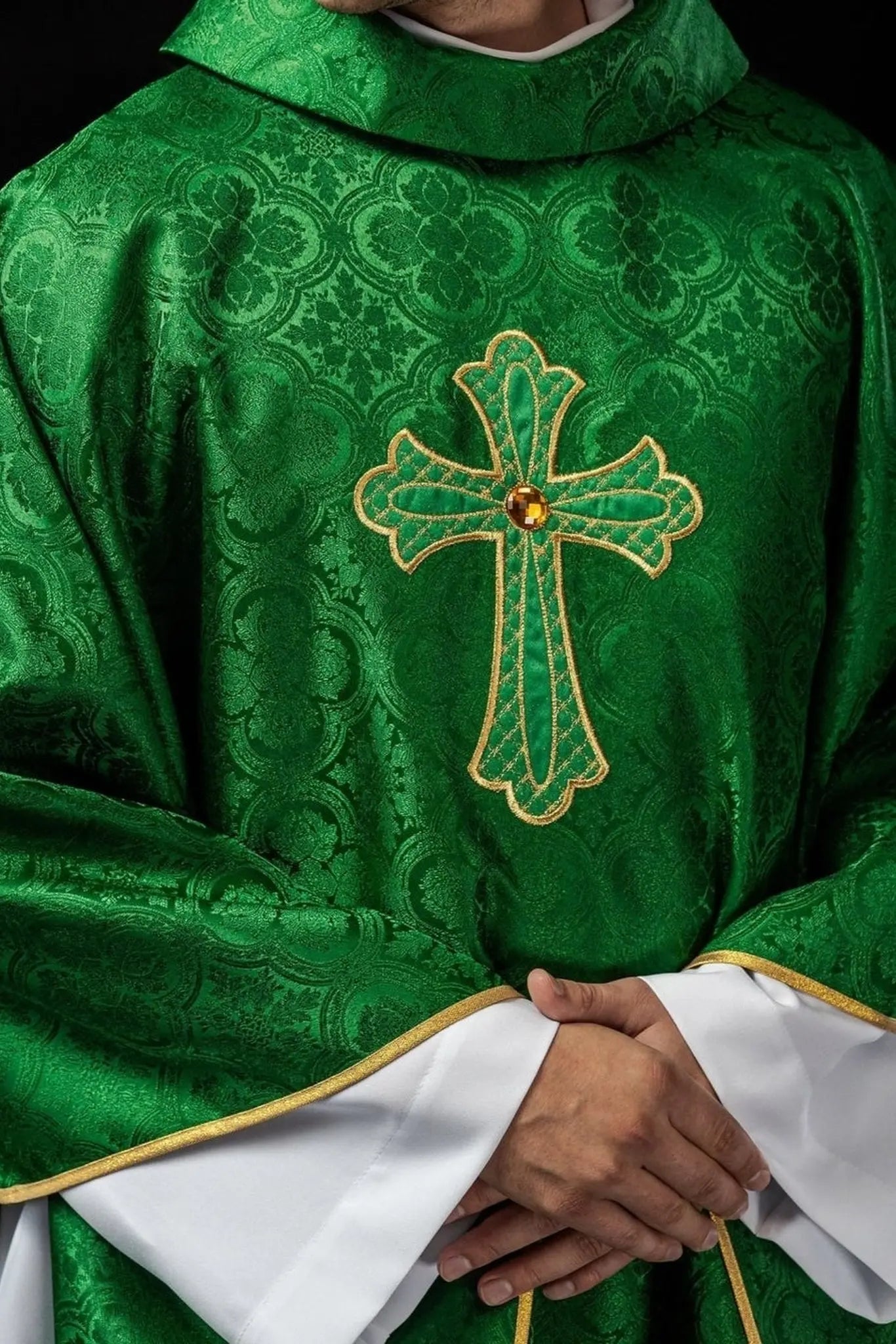 Casulla bordada con símbolo de la cruz verde