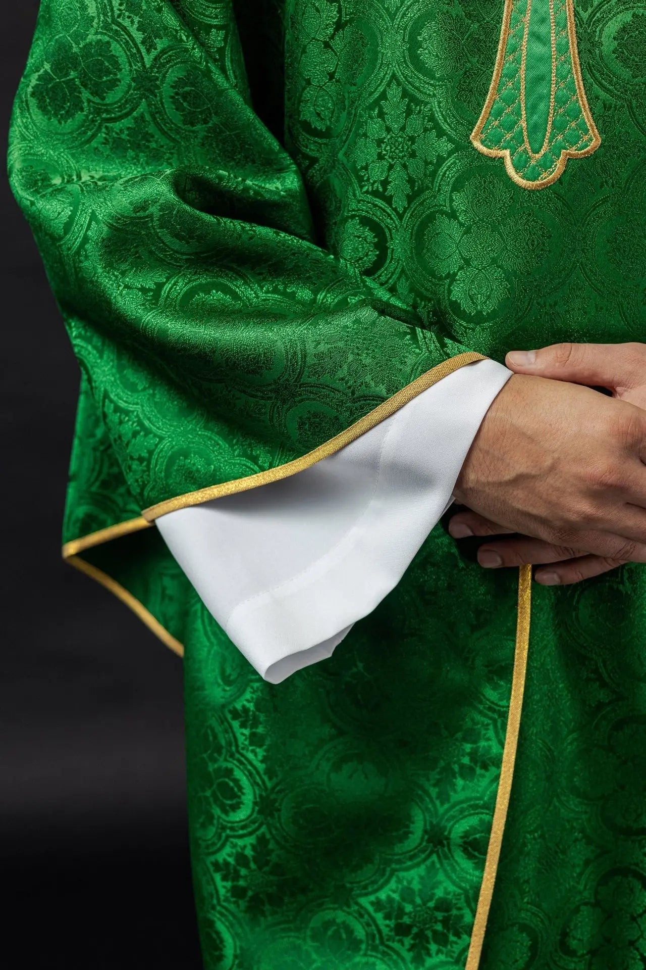 Casulla bordada con símbolo de la cruz verde