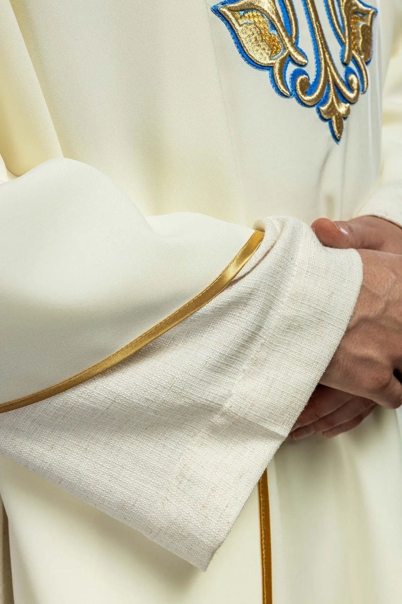 Casulla ecru bordada con símbolo mariano y cuello ancho