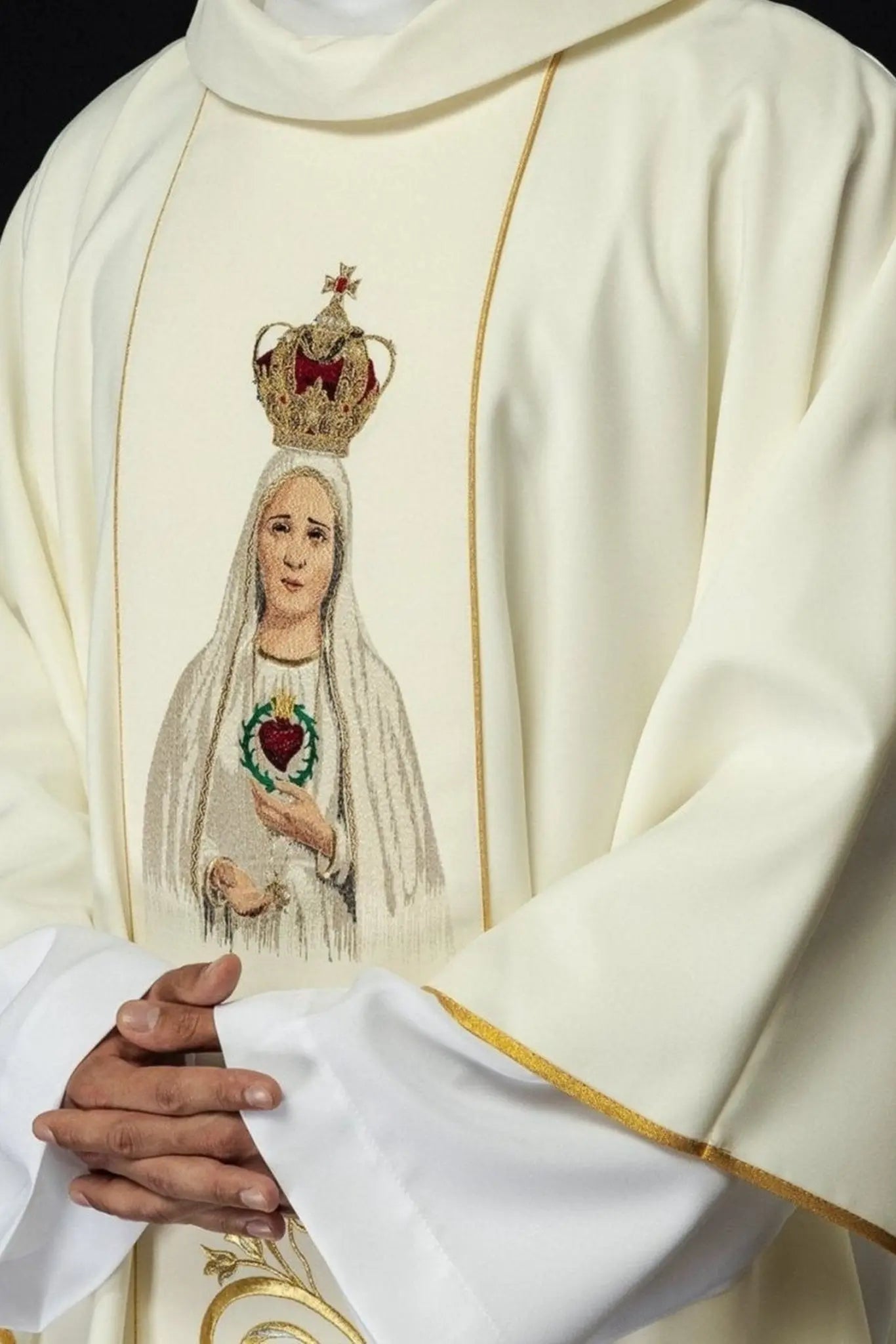 Casulla bordada con la imagen de Nuestra Señora de Fátima