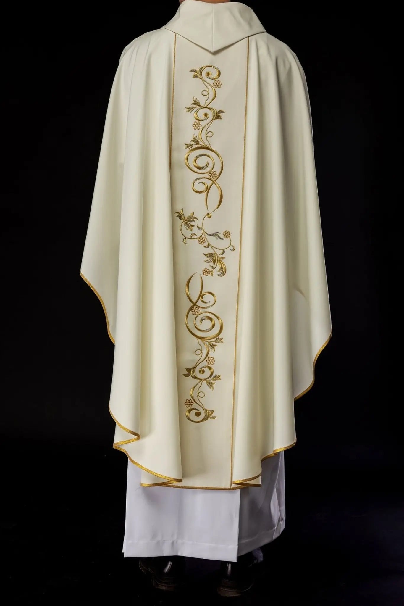 Embroidered chasuble with the image of Our Lady of Fatima