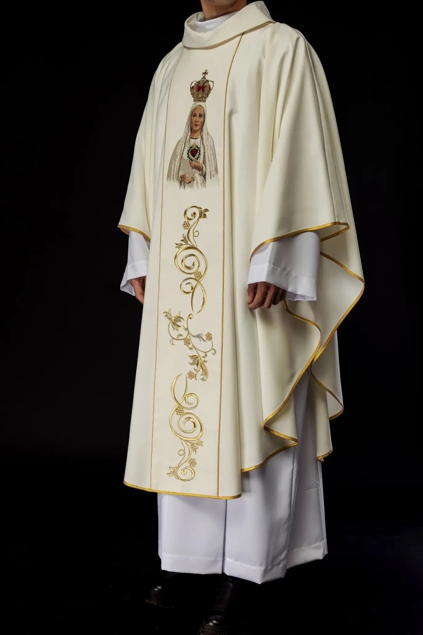 Embroidered chasuble with the image of Our Lady of Fatima
