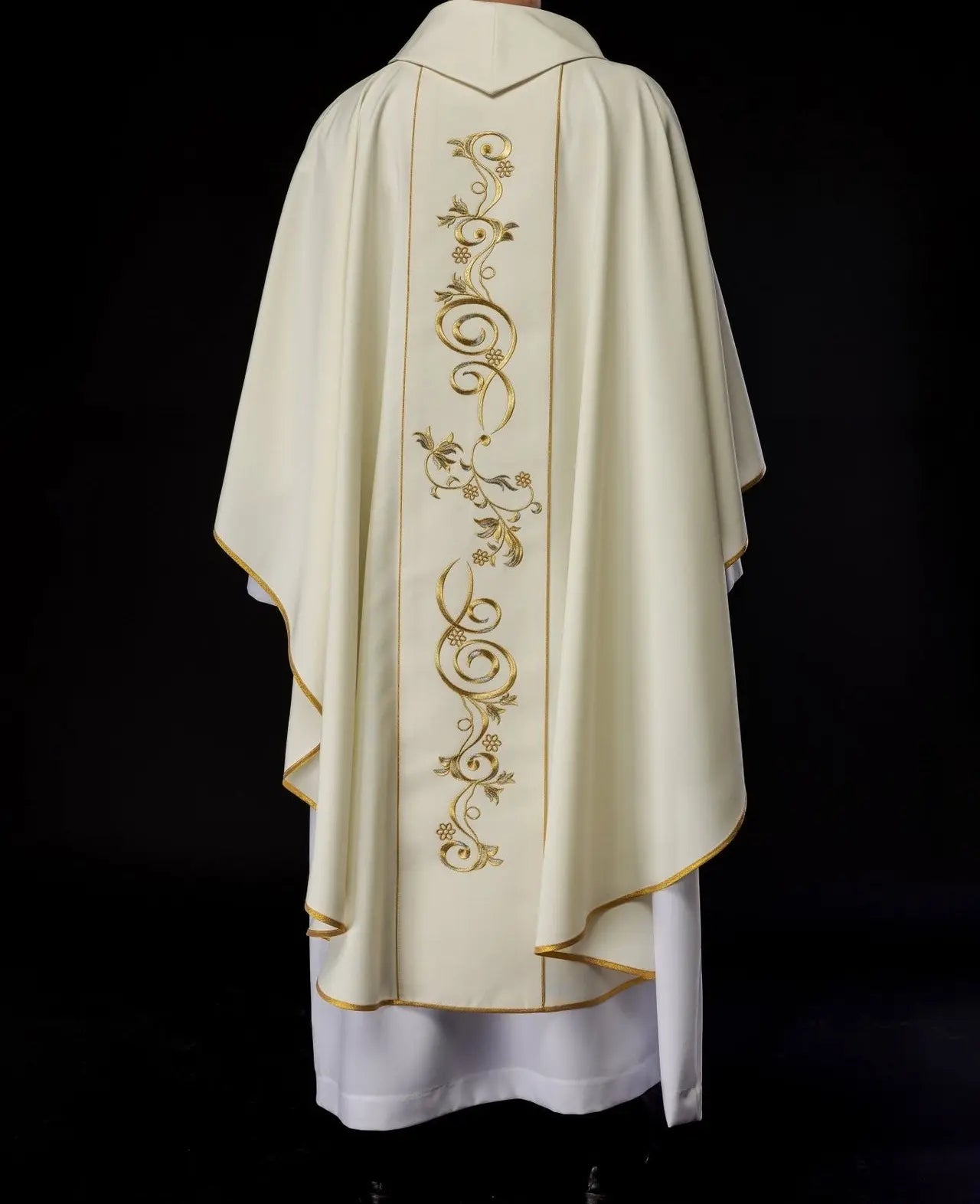 Embroidered chasuble with the image of Our Lady of Fatima