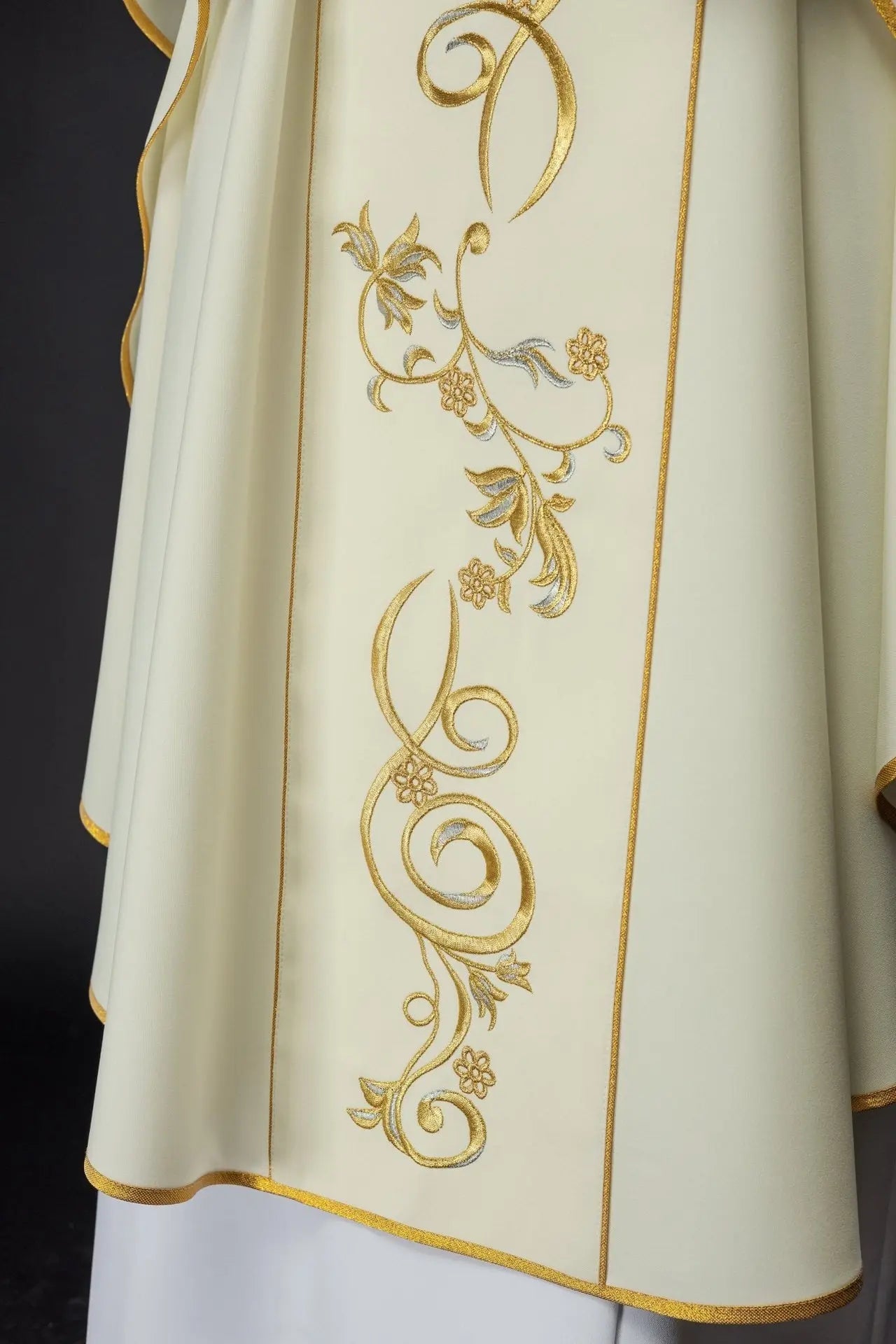 Embroidered chasuble with the image of Our Lady of Fatima