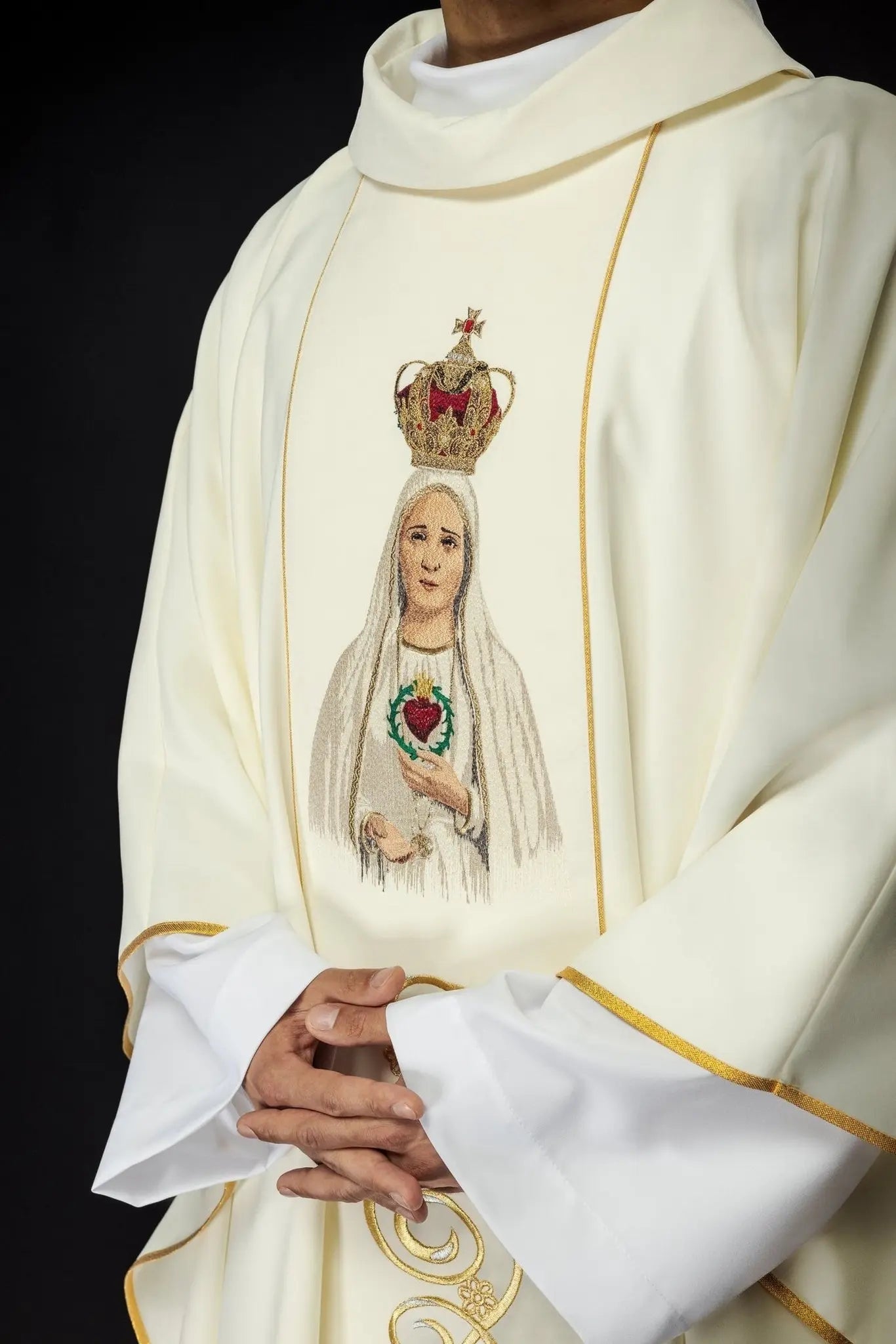 Embroidered chasuble with the image of Our Lady of Fatima