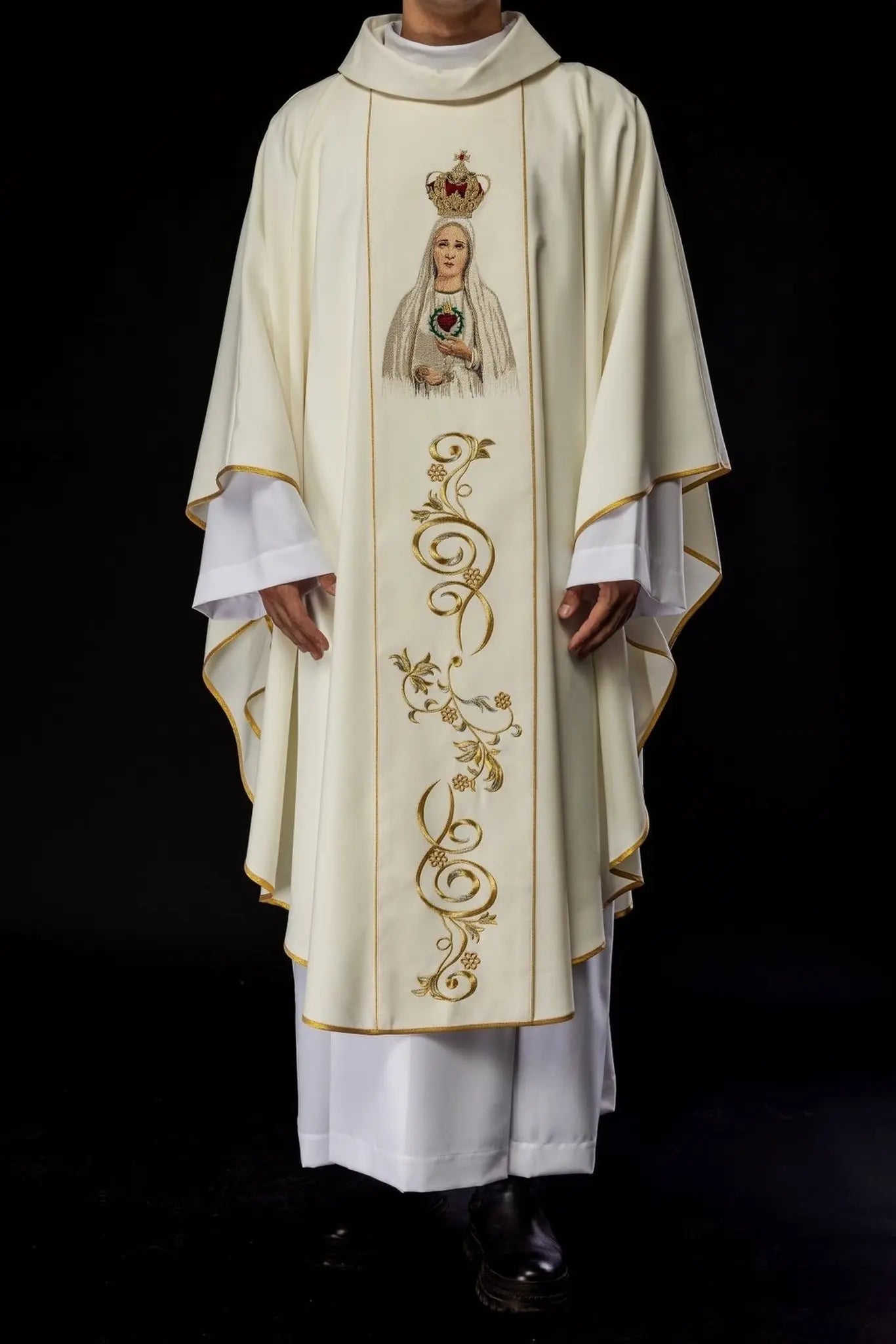 Casulla bordada con la imagen de Nuestra Señora de Fátima