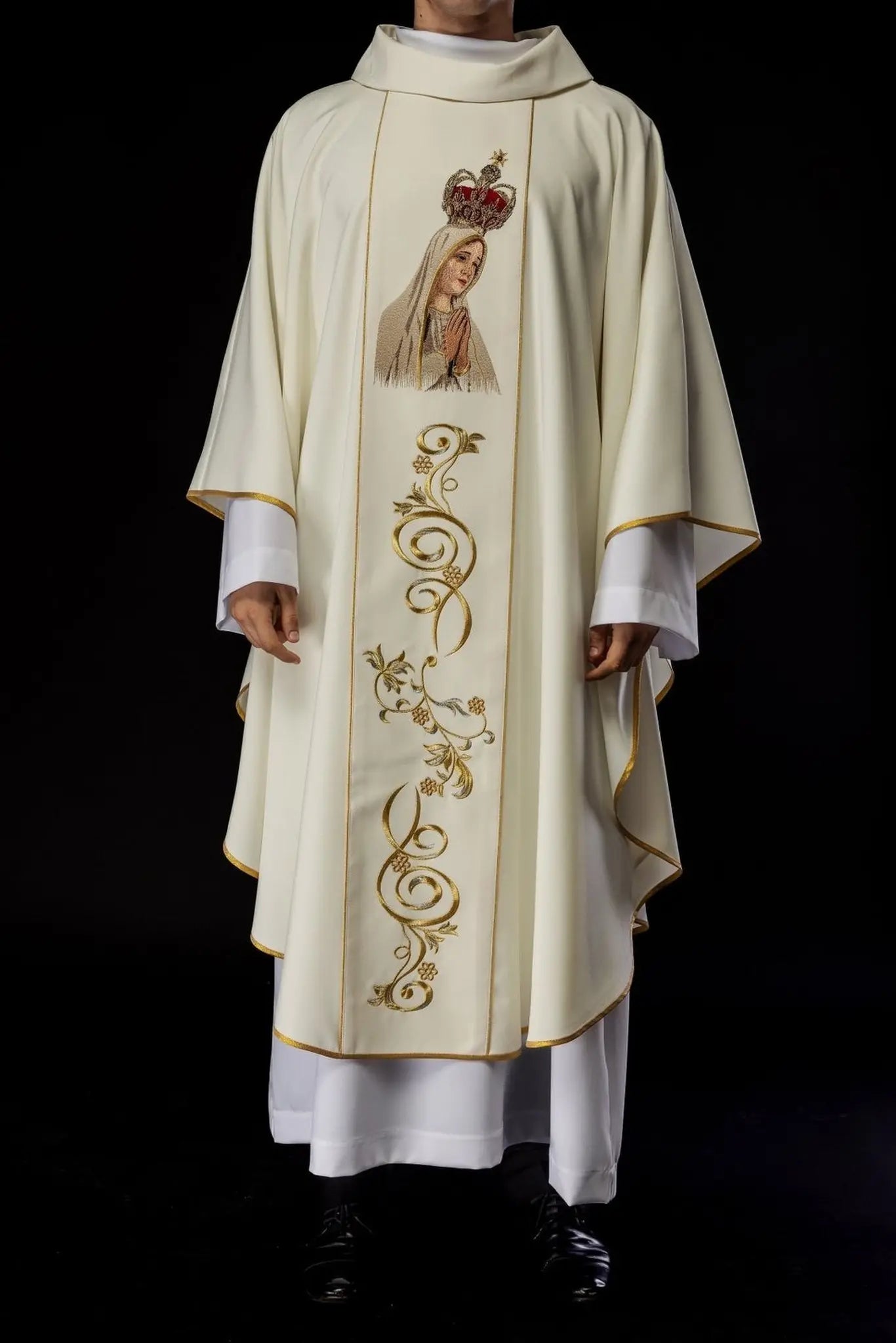 Casulla bordada con la imagen de Nuestra Señora de Fátima
