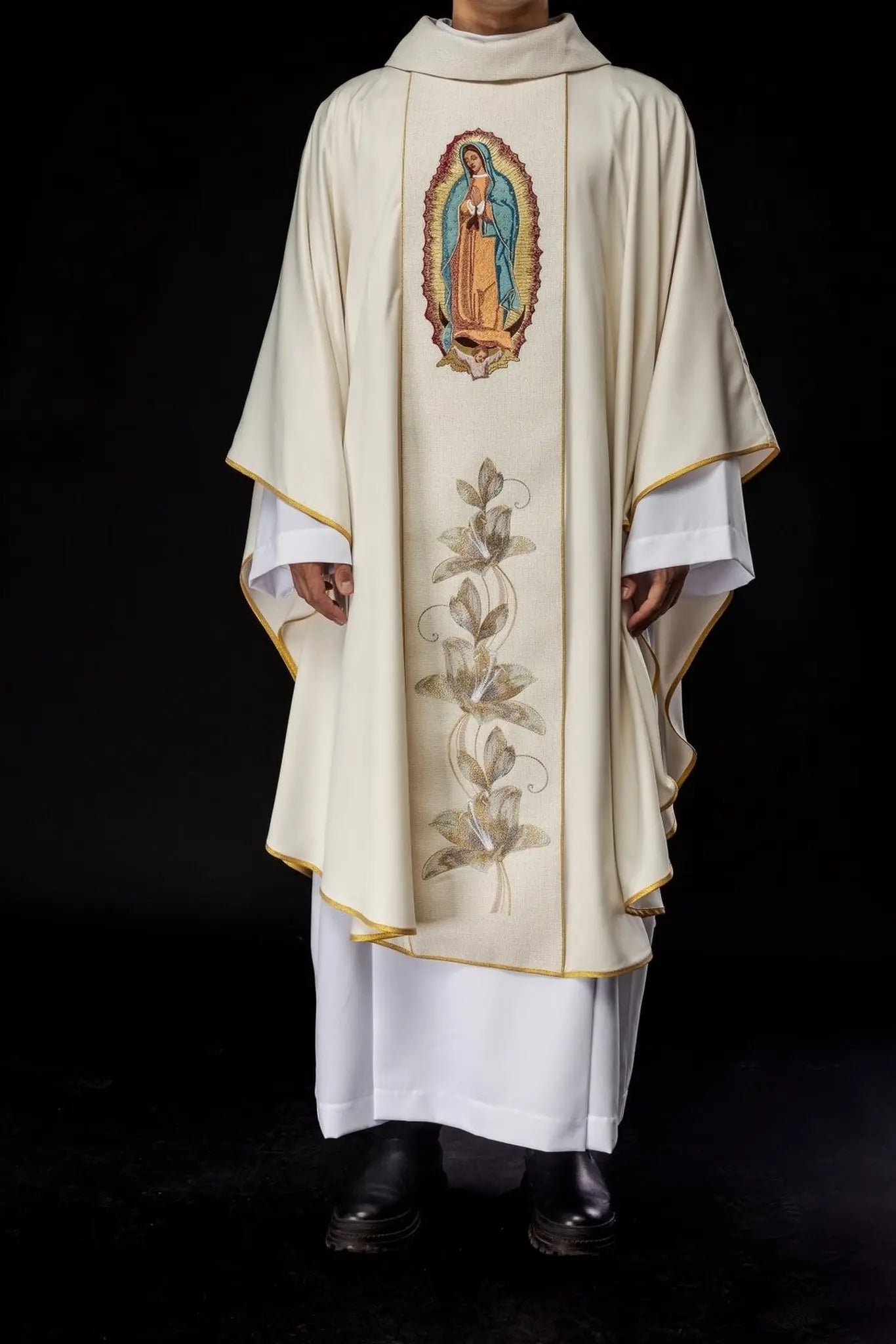 Casulla bordada con la imagen de Nuestra Señora de Guadalupe