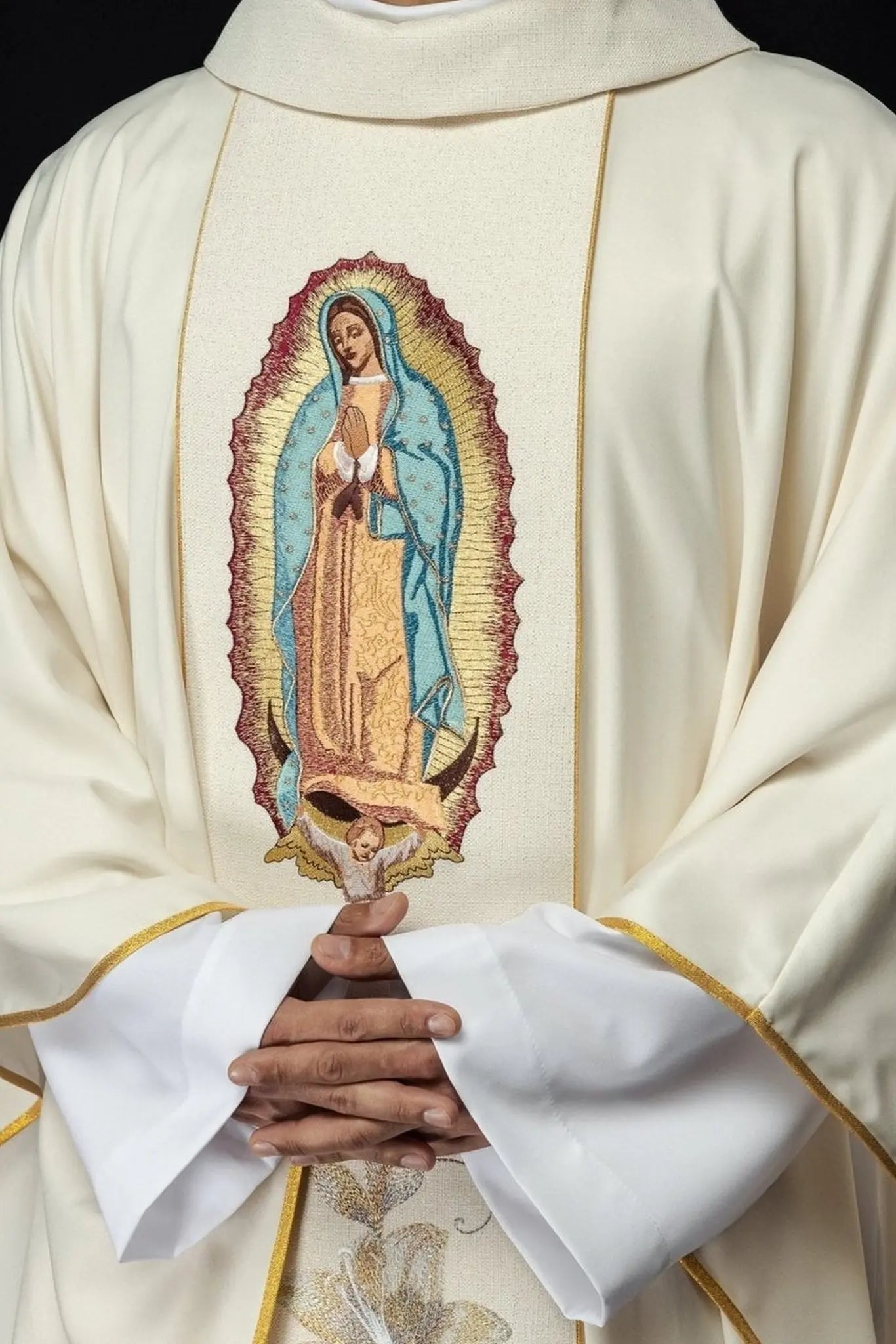 Casulla bordada con la imagen de Nuestra Señora de Guadalupe
