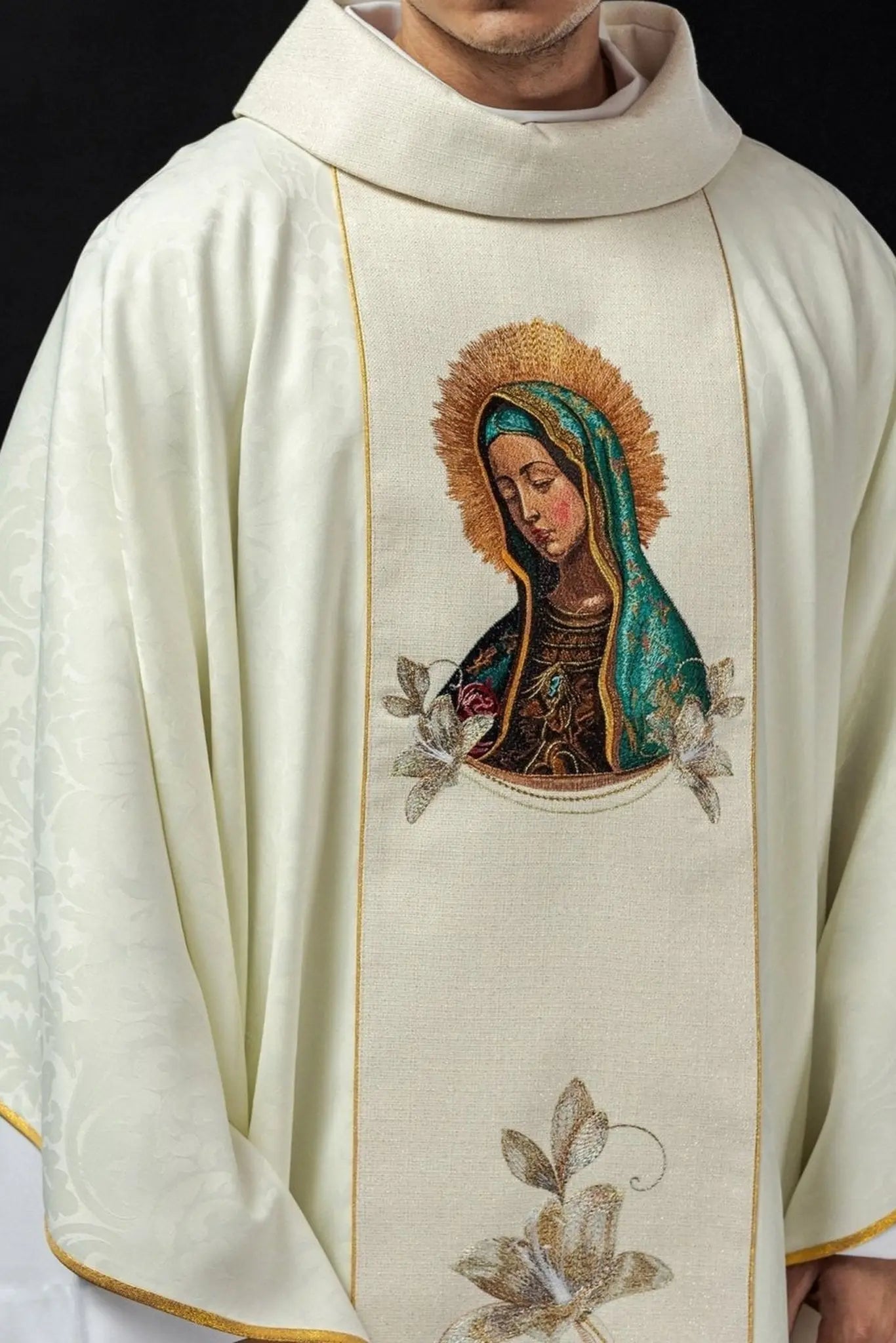 Casulla bordada con la imagen de Nuestra Señora de Guadalupe