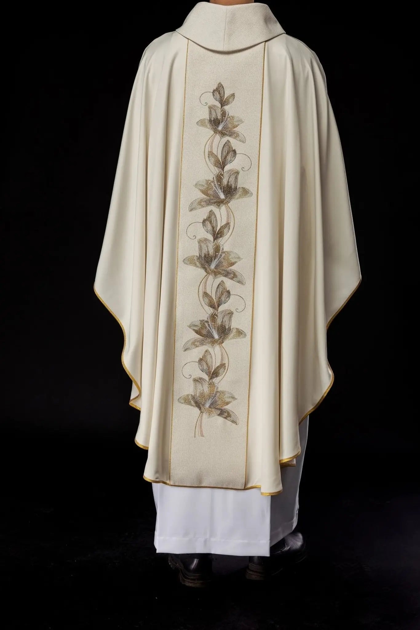 Casulla bordada con la imagen de Nuestra Señora de Guadalupe