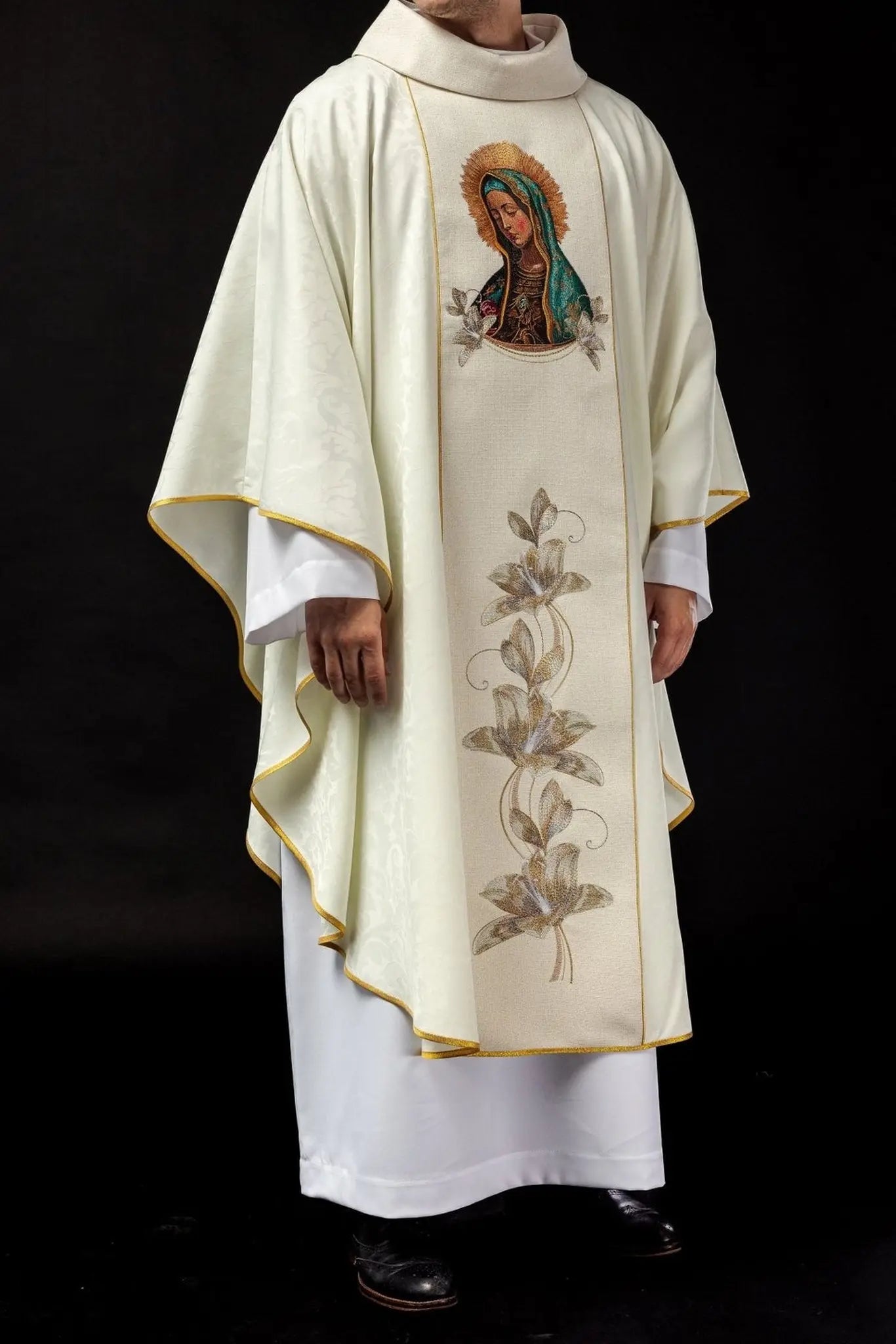 Casulla bordada con la imagen de Nuestra Señora de Guadalupe