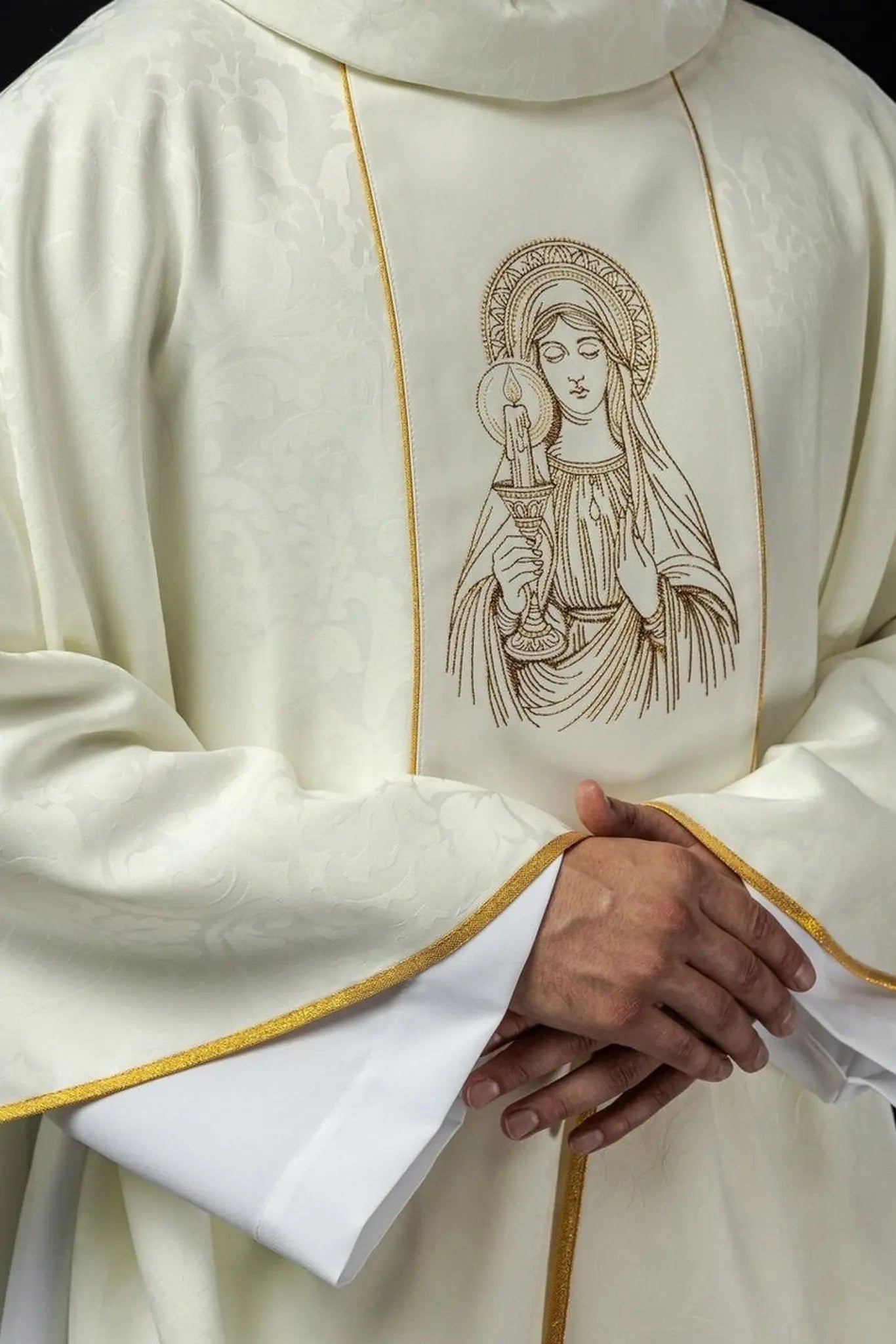 Casulla bordada con la imagen de Nuestra Señora del Trueno