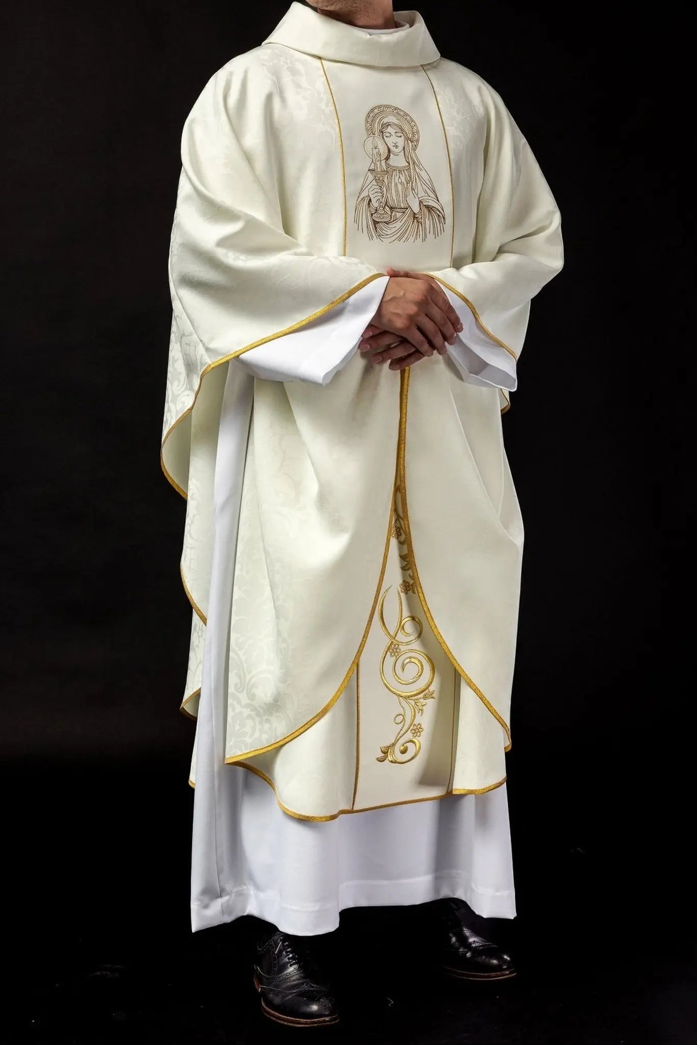 Casulla bordada con la imagen de Nuestra Señora del Trueno