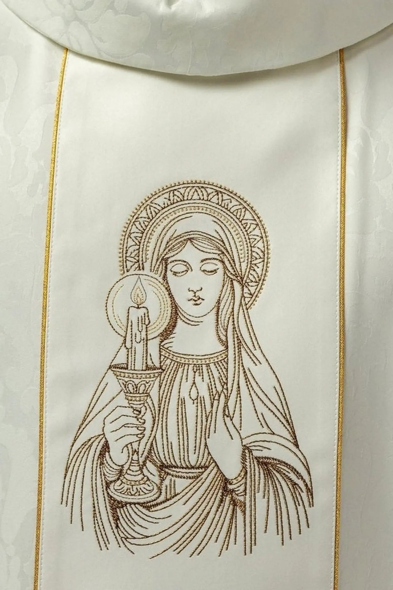 Casulla bordada con la imagen de Nuestra Señora del Trueno