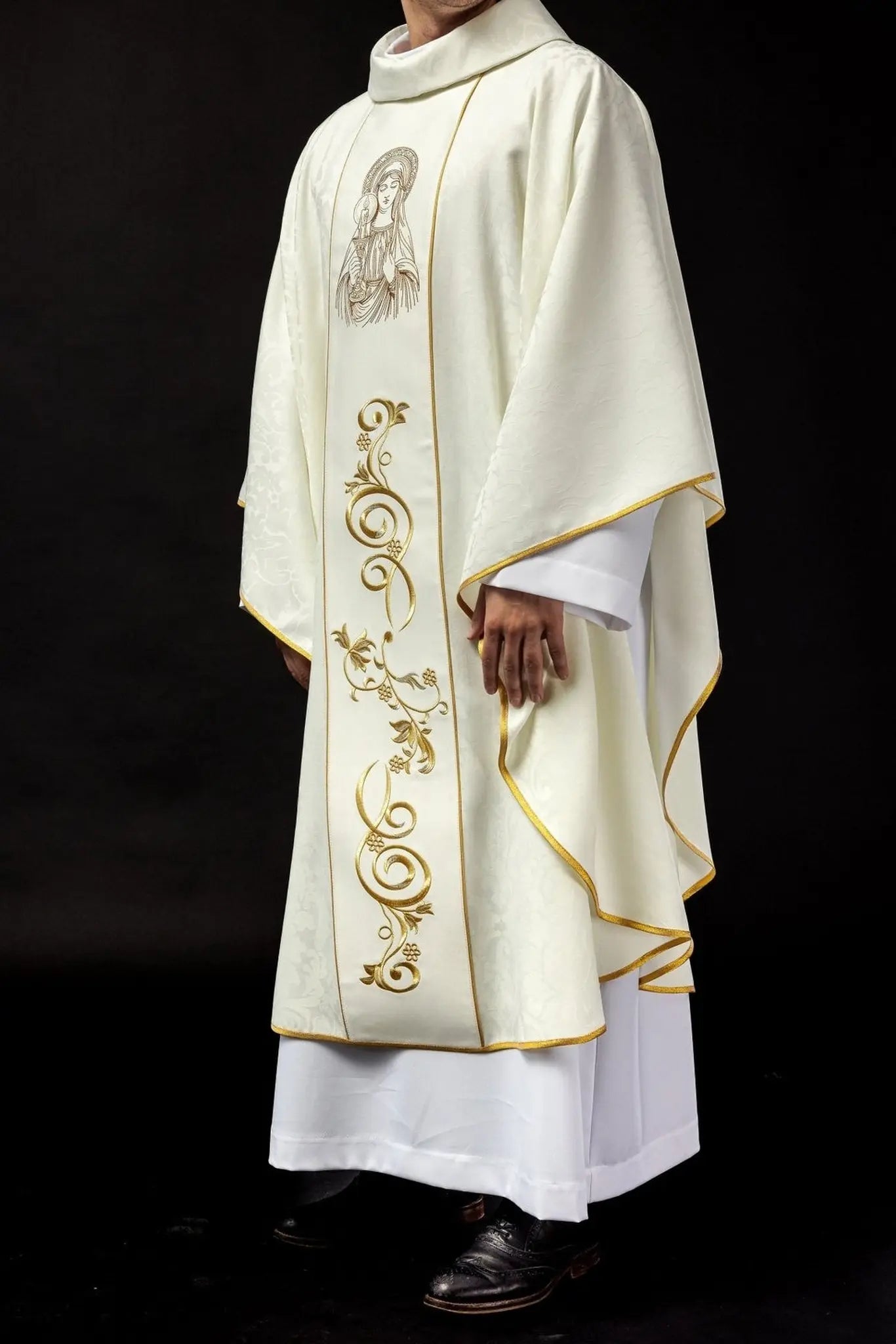 Casulla bordada con la imagen de Nuestra Señora del Trueno
