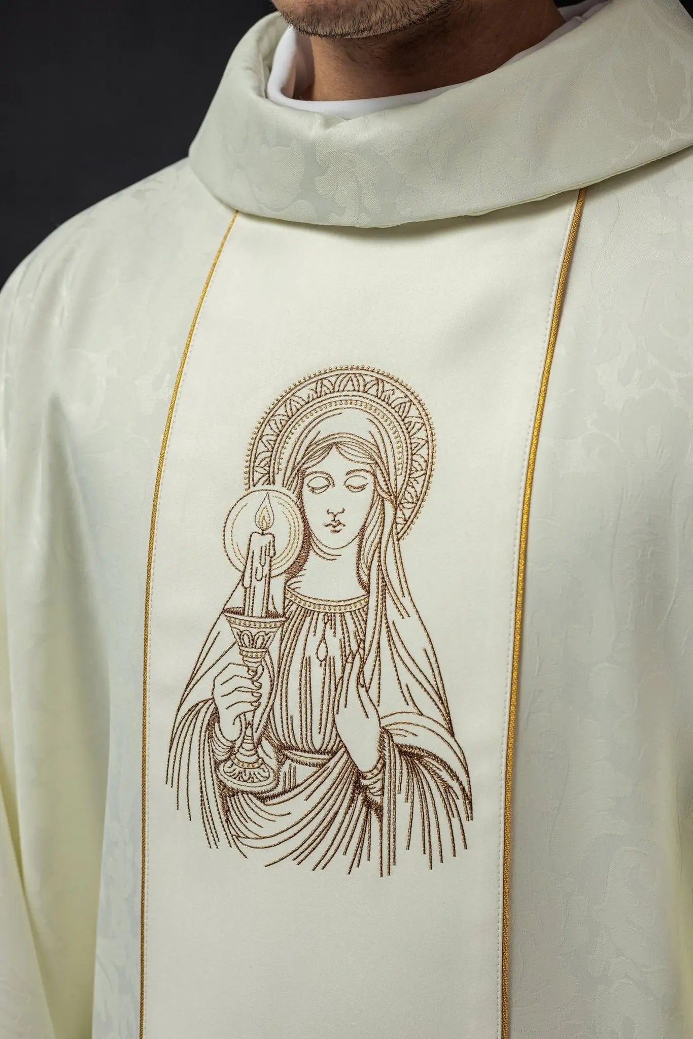 Casulla bordada con la imagen de Nuestra Señora del Trueno