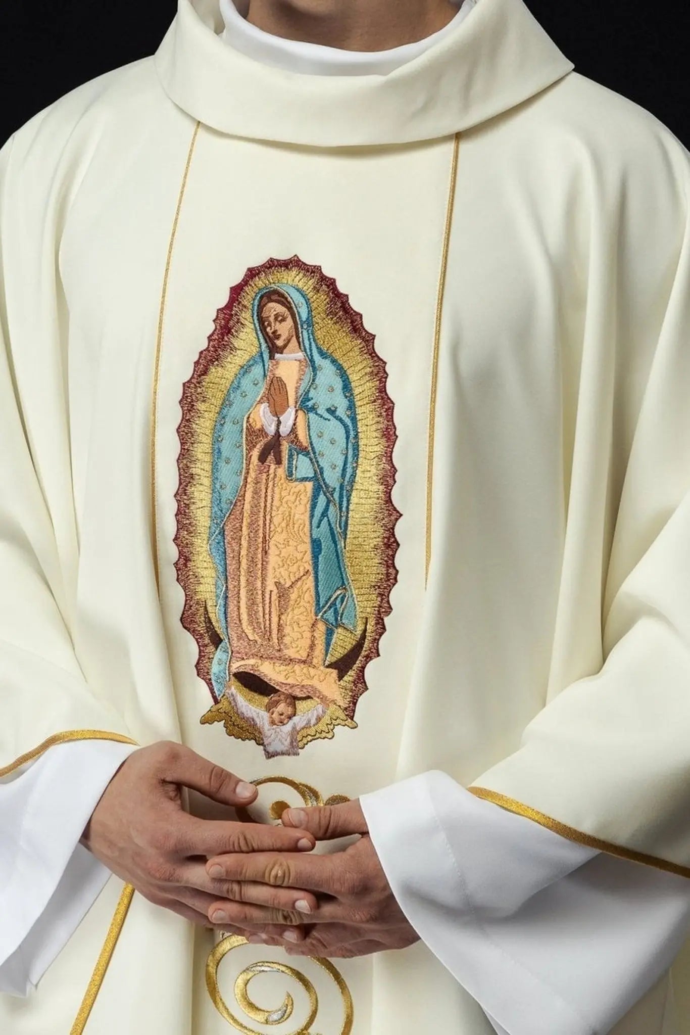 Casulla bordada con la imagen de Nuestra Señora de Guadalupe