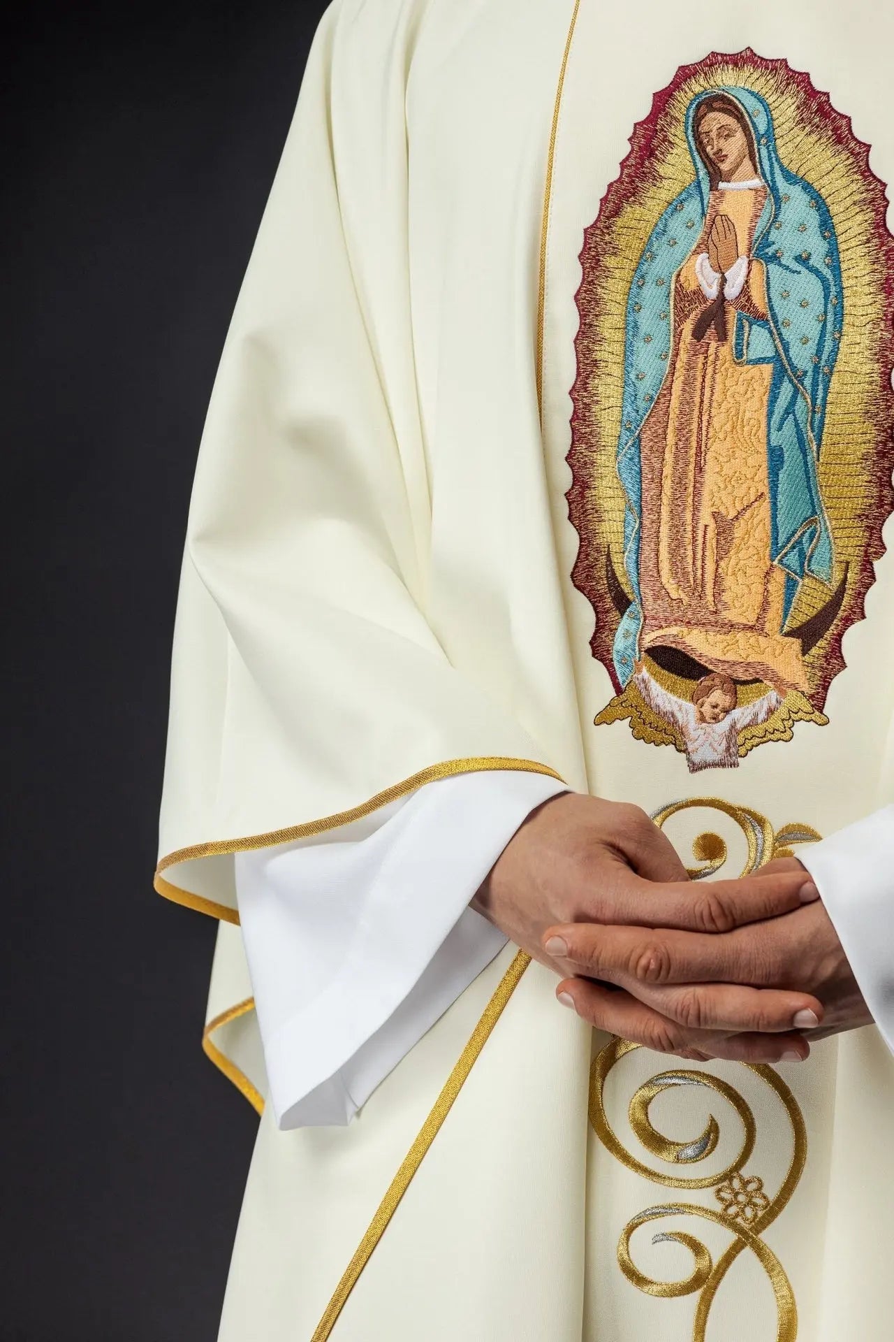 Casulla bordada con la imagen de Nuestra Señora de Guadalupe