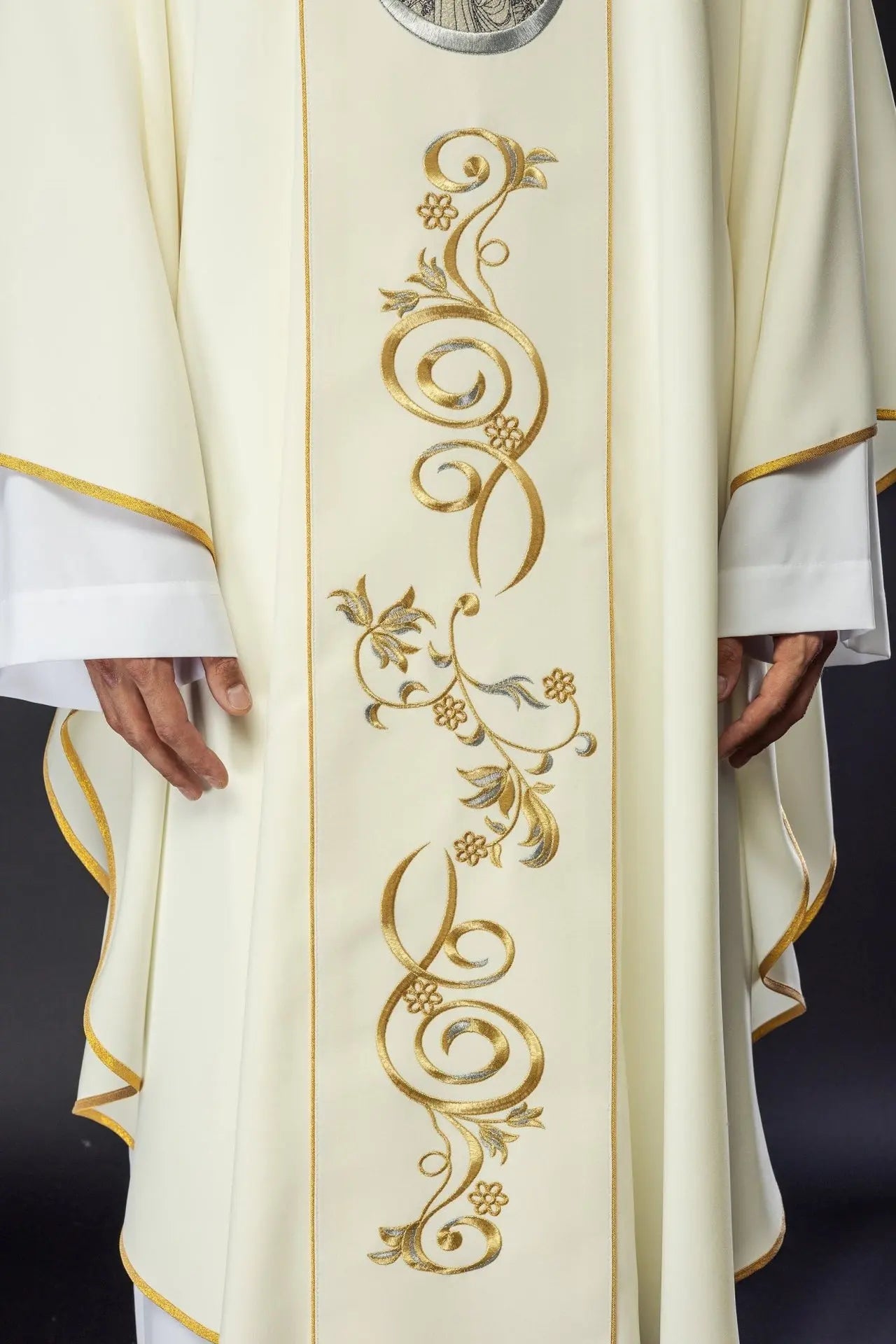 Casulla bordada con la imagen de Nuestra Señora de la Puerta del Alba