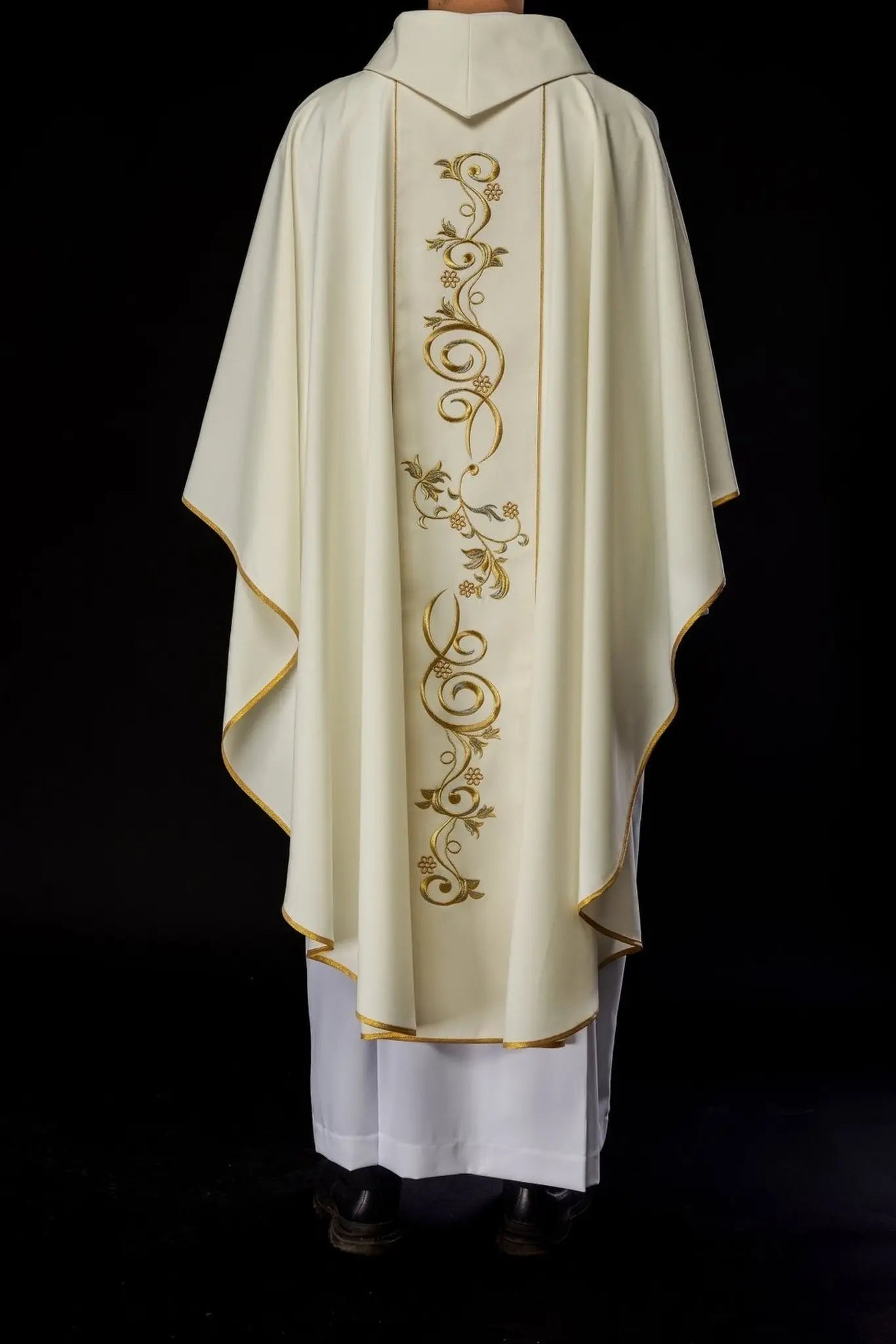 Casulla bordada con la imagen de Nuestra Señora de la Puerta del Alba