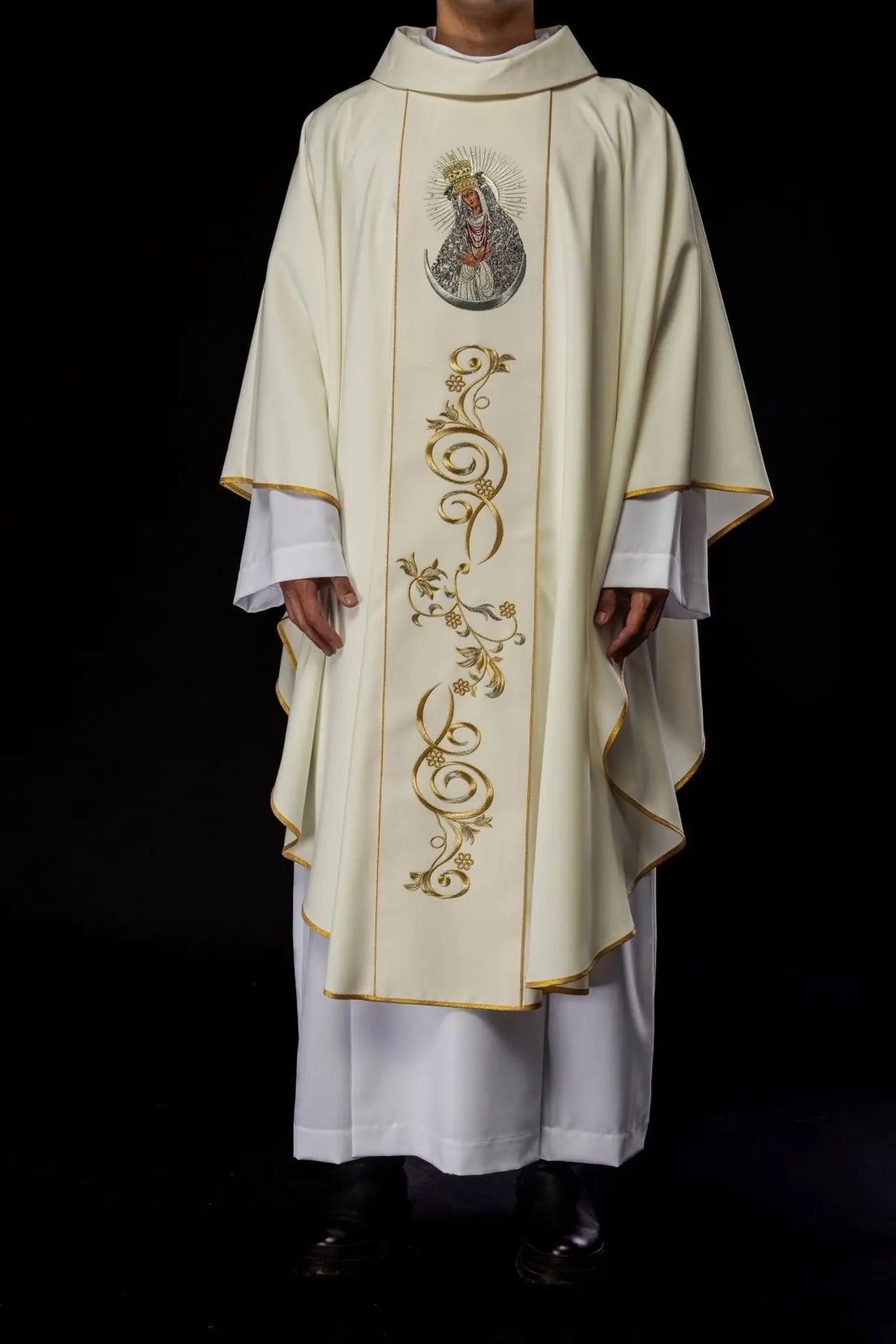 Casulla bordada con la imagen de Nuestra Señora de la Puerta del Alba