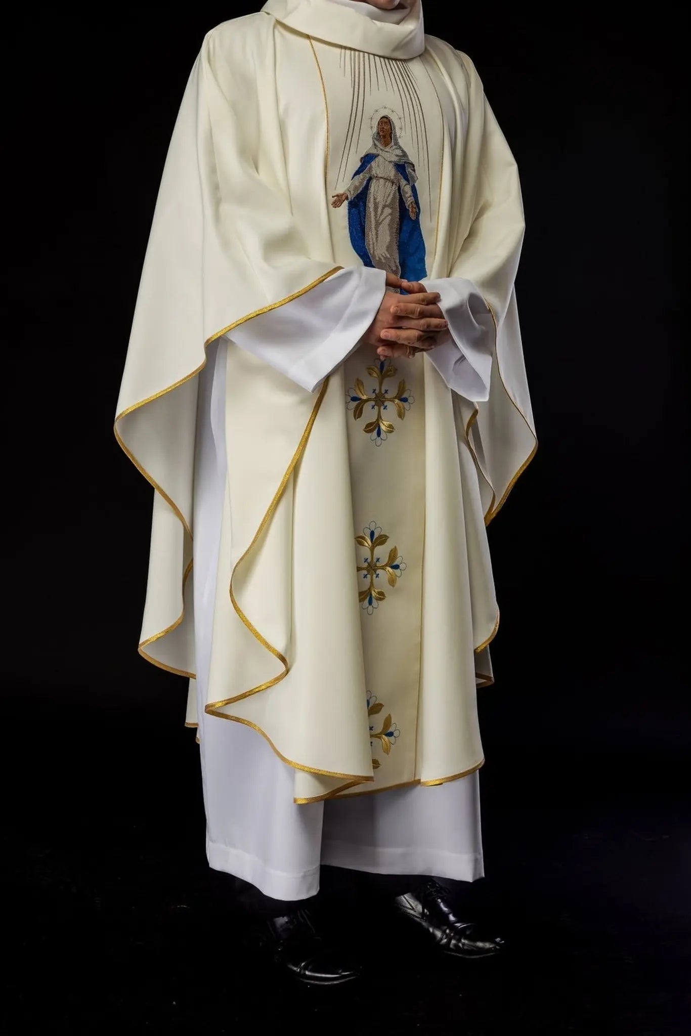 Embroidered chasuble with the image of Our Lady of the Assumption