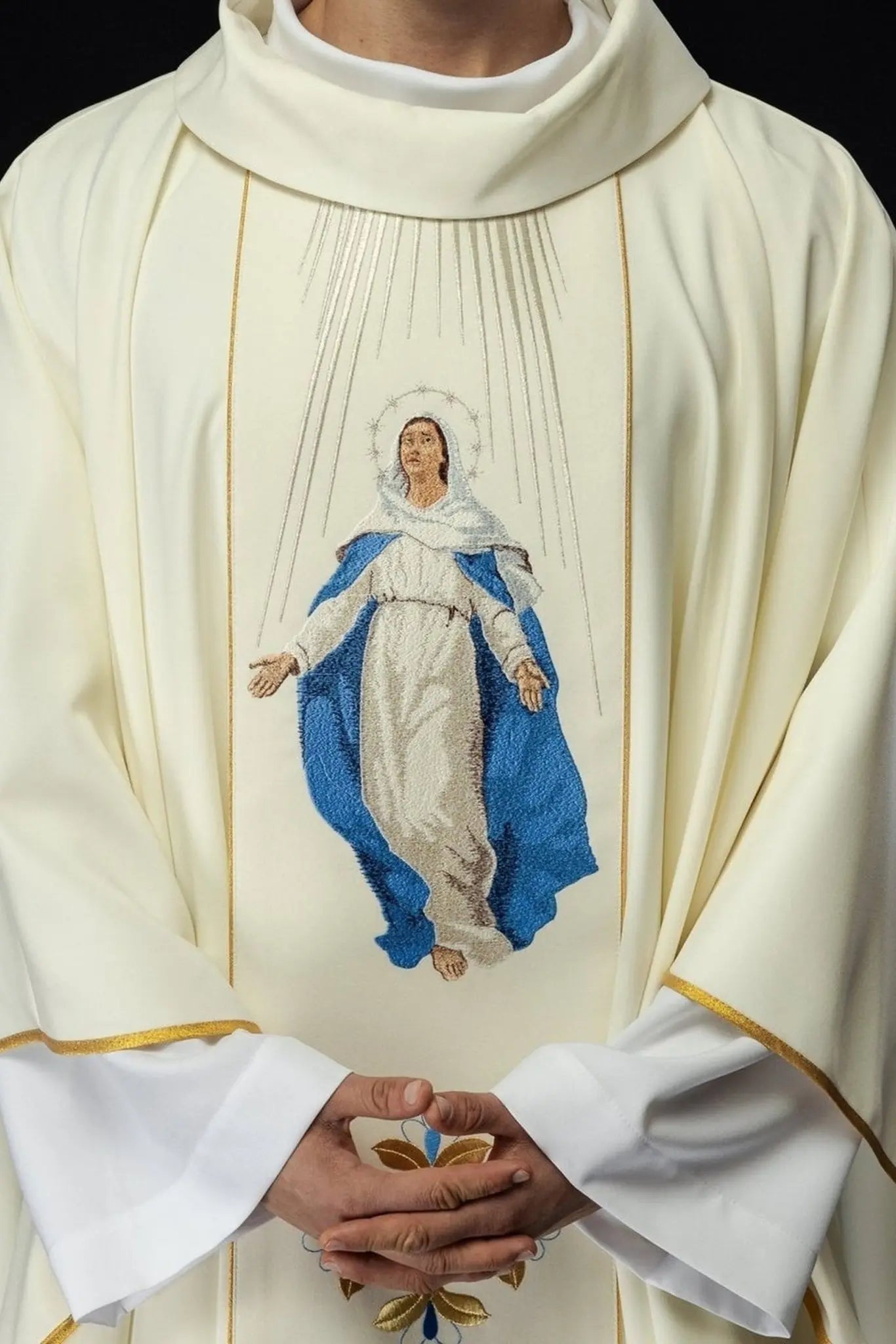 Casulla bordada con la imagen de Nuestra Señora de la Asunción