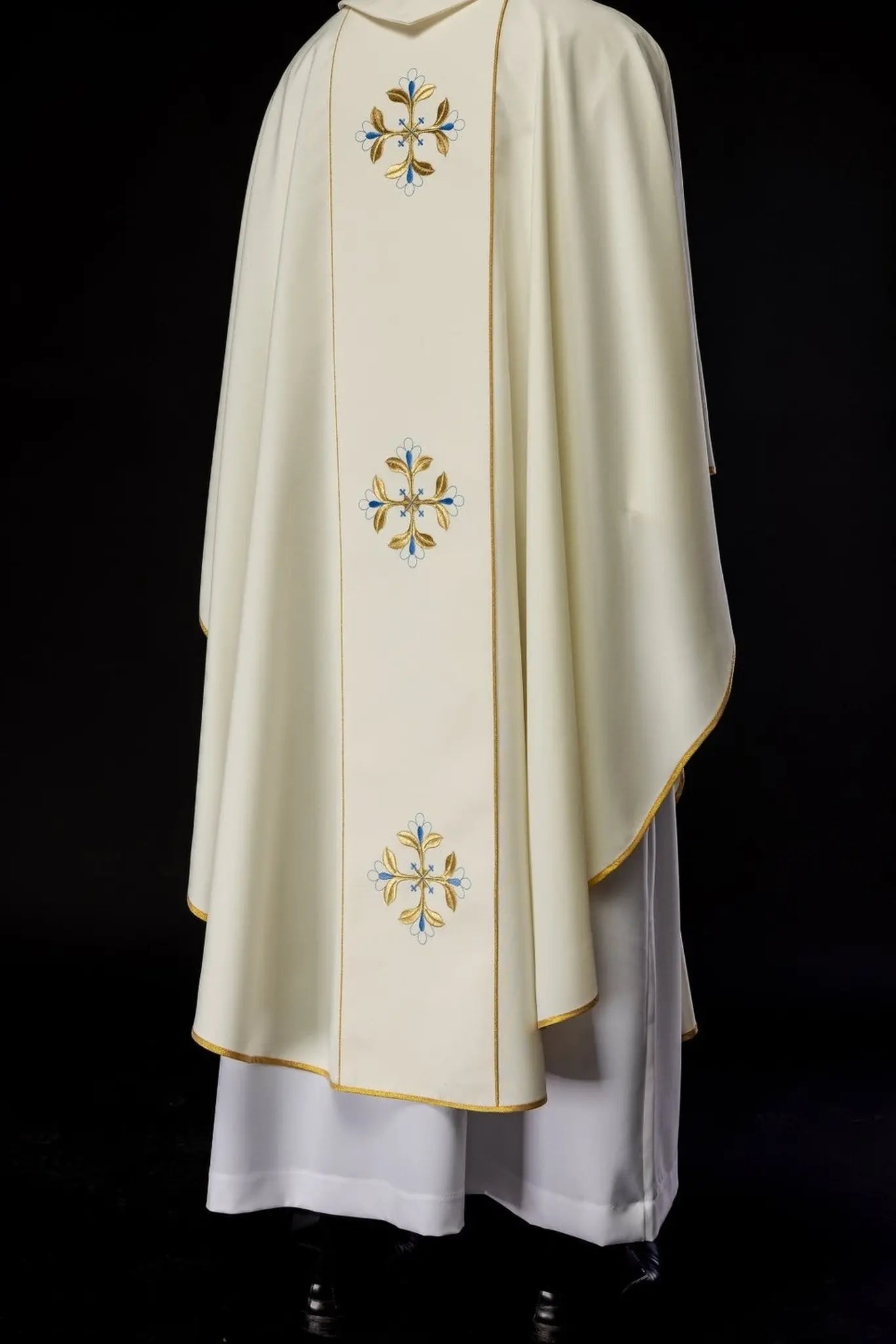 Embroidered chasuble with the image of Our Lady of the Assumption