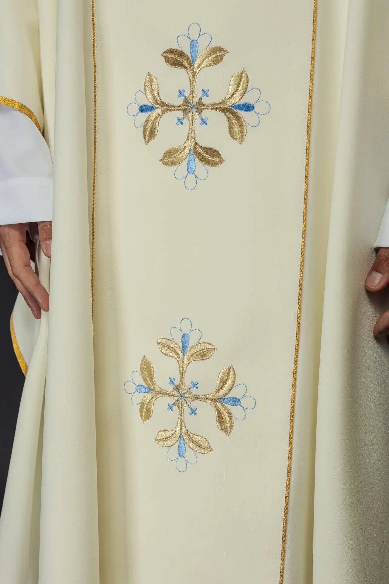 Embroidered chasuble with the image of Our Lady and Child