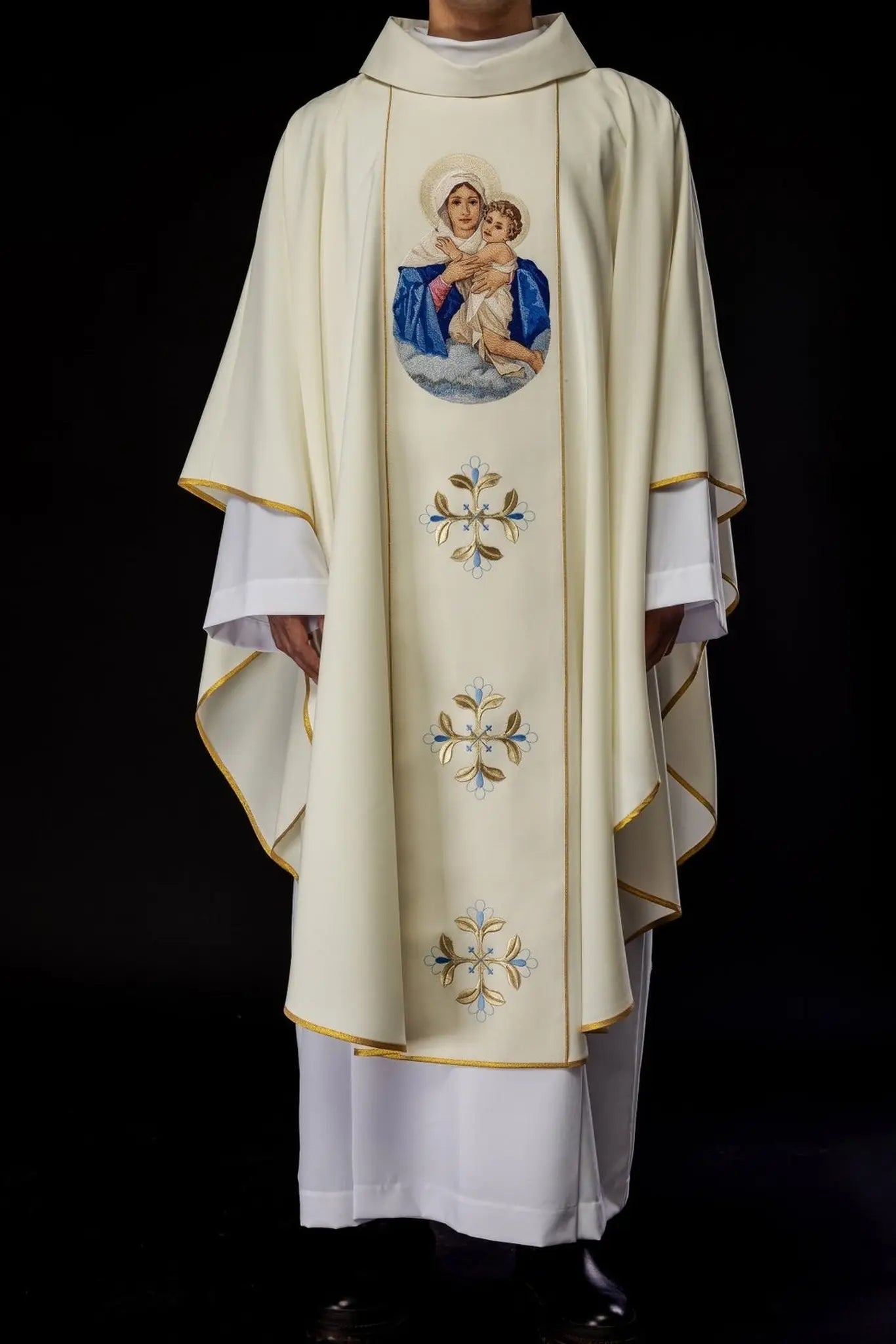 Casulla bordada con la imagen de Nuestra Señora y el Niño