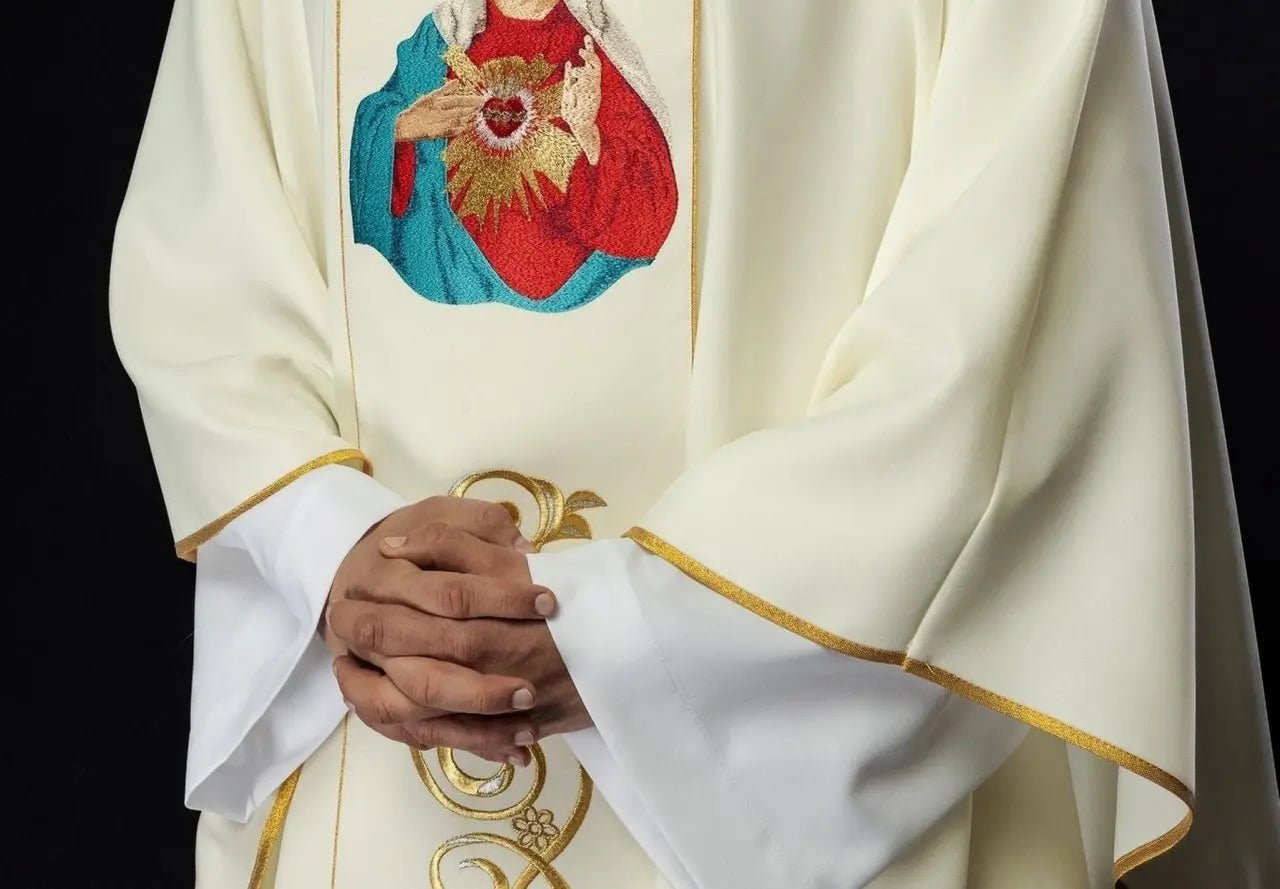 Casulla bordada con una imagen del Corazón de María