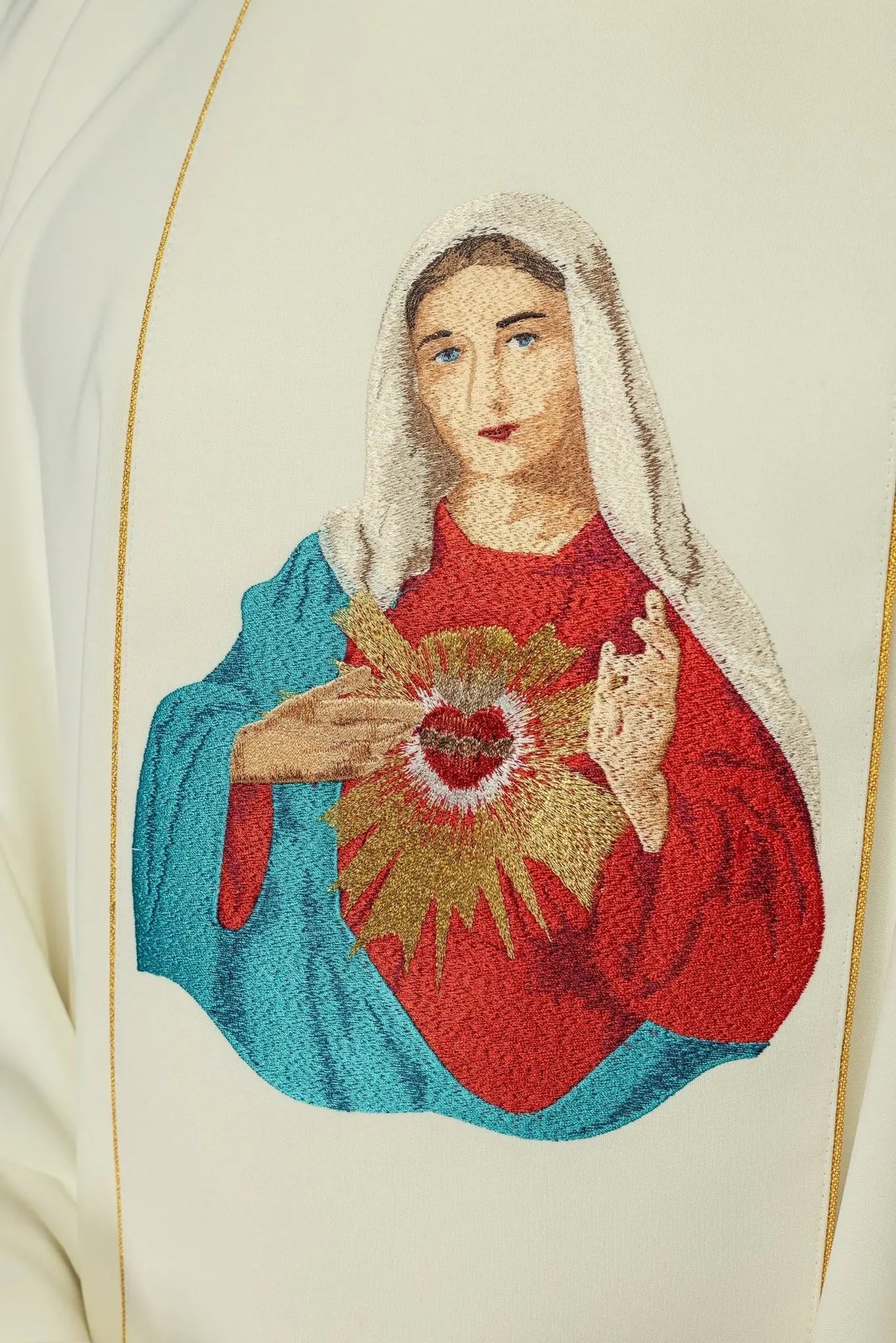 Casulla bordada con una imagen del Corazón de María