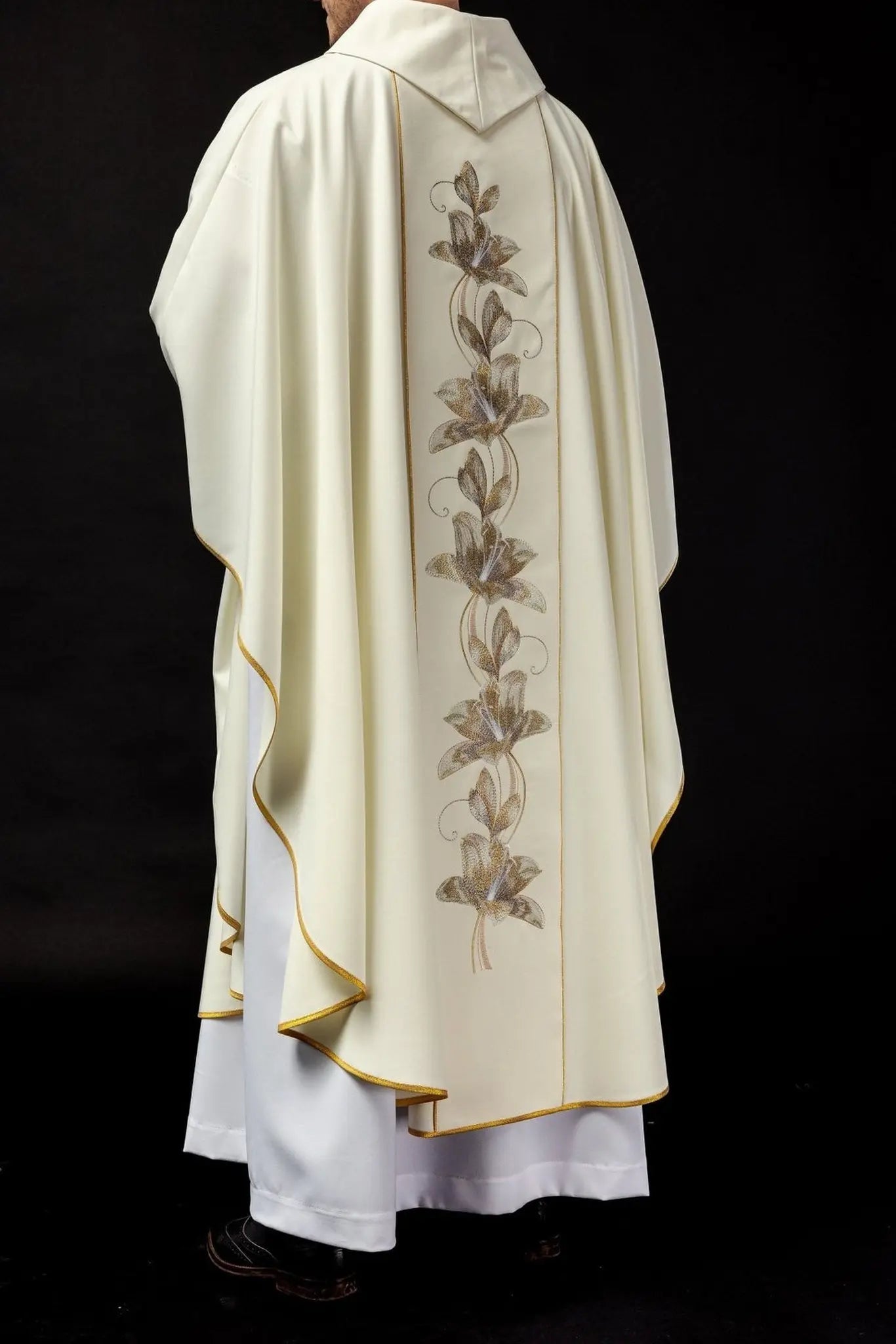Casulla bordada con la imagen de San Antonio