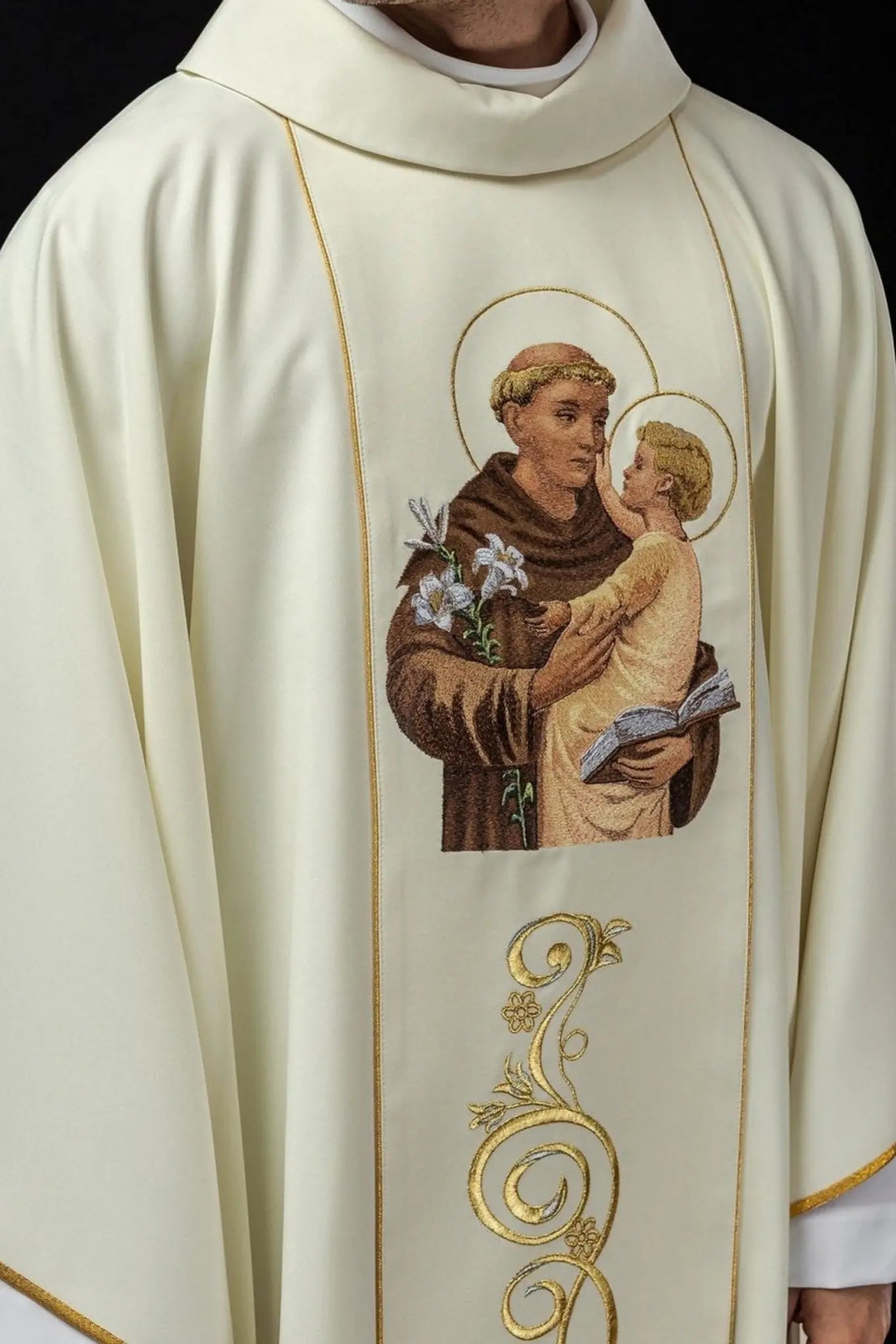 Casulla bordada con imagen de San Antonio