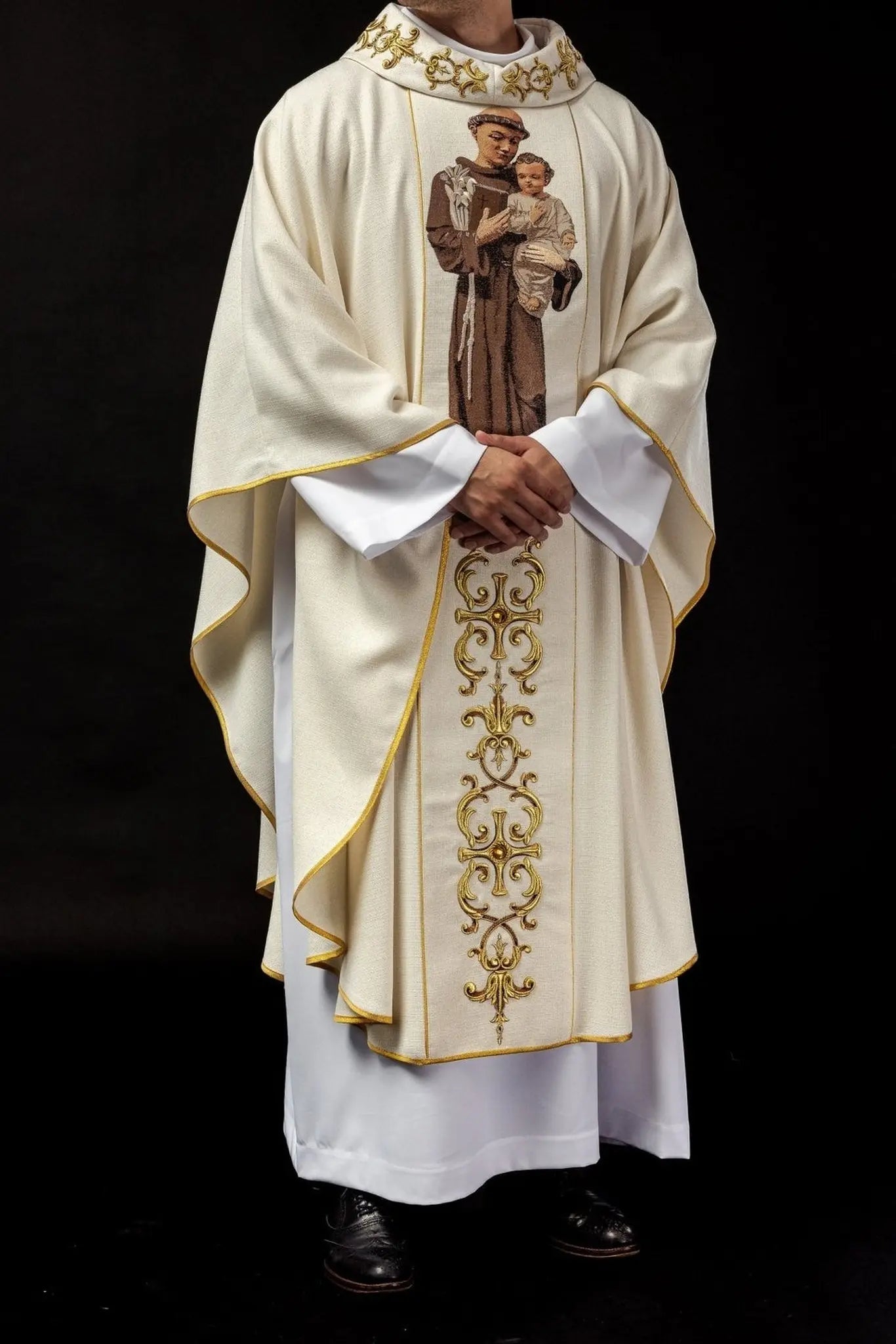 Casulla bordada con la imagen de San Antonio