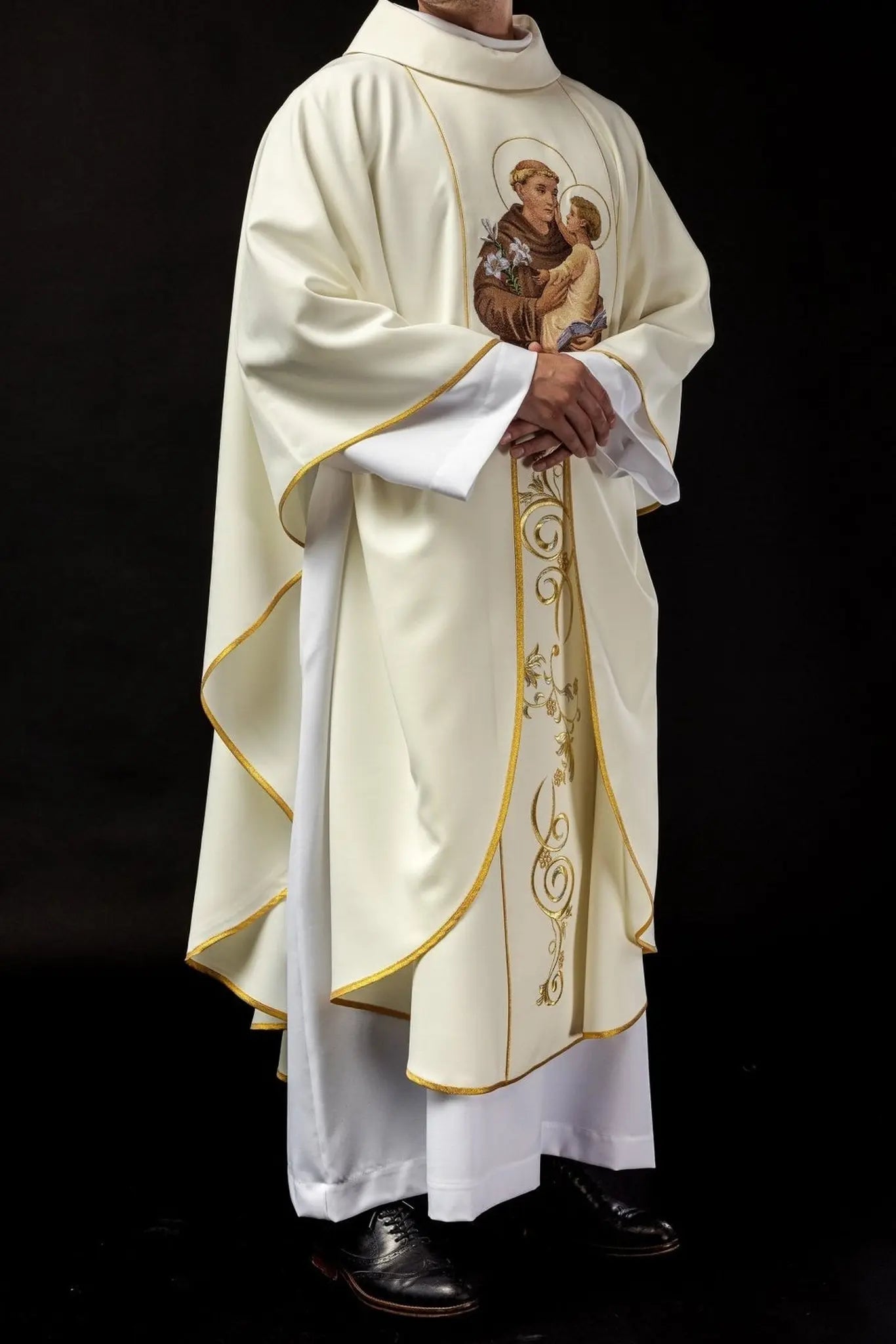Casulla bordada con imagen de San Antonio
