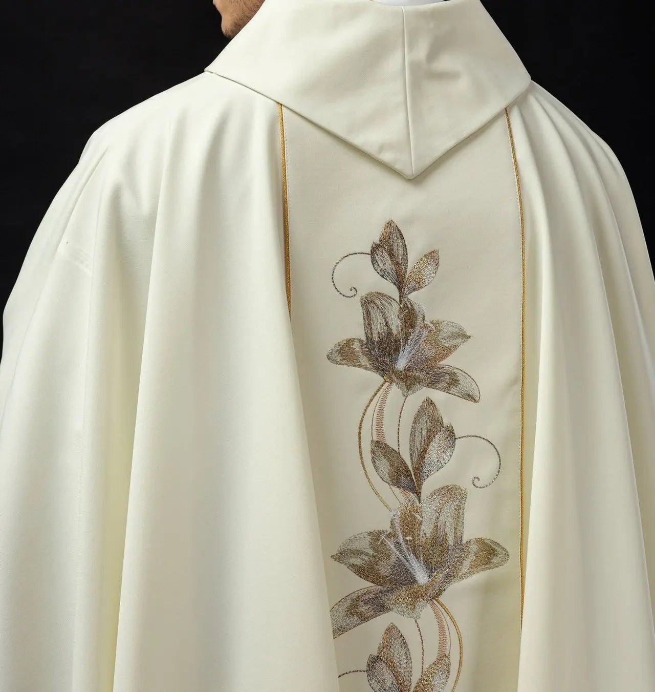 Casulla bordada con la imagen de San Antonio