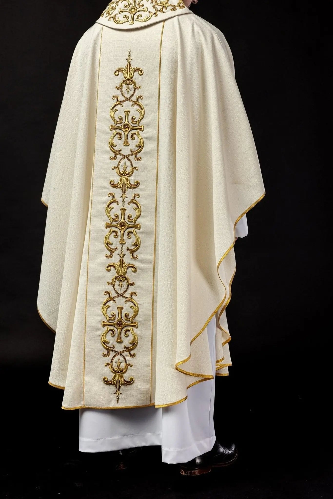 Casulla bordada con la imagen de San Antonio