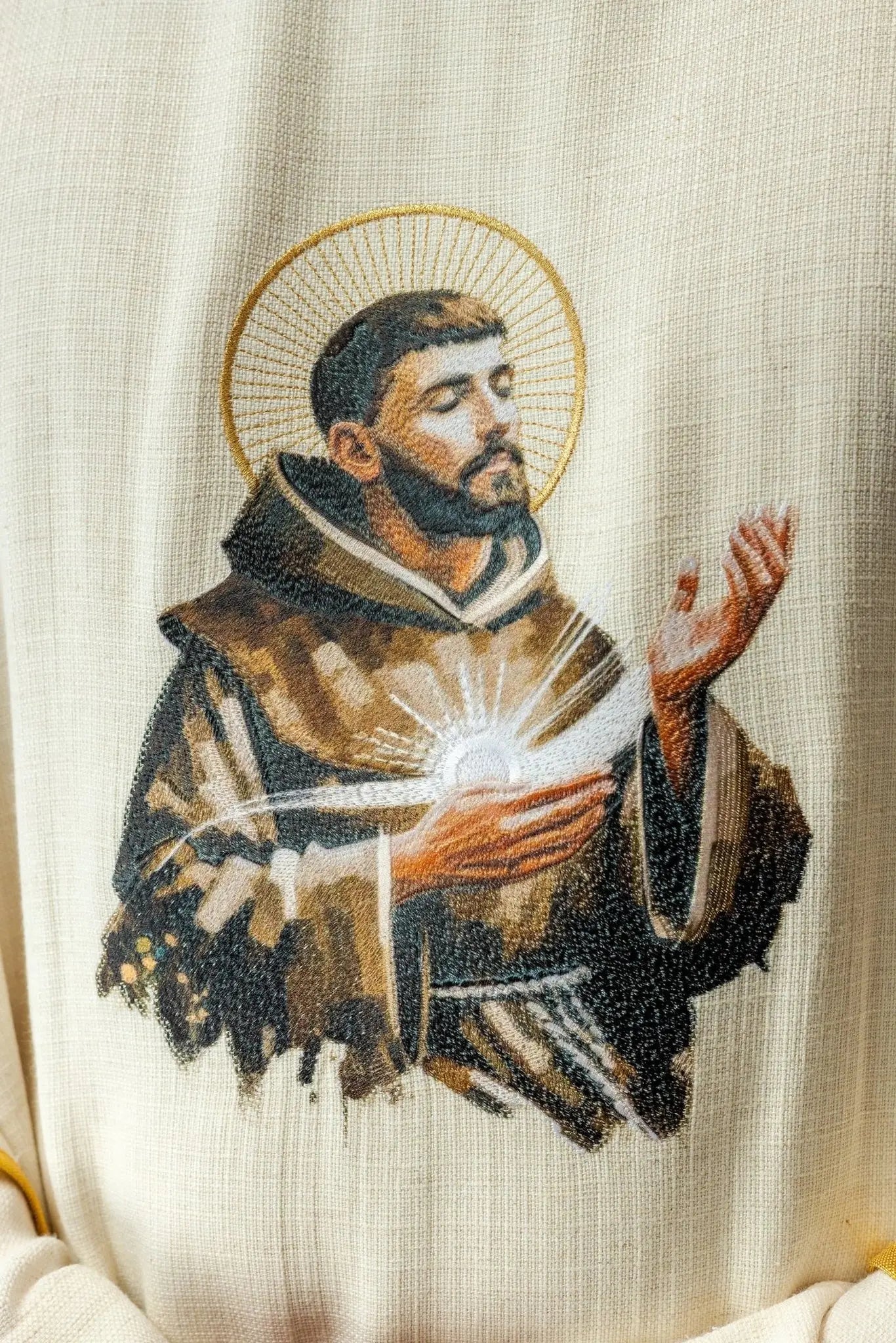 Casulla bordada con la imagen de San Francisco